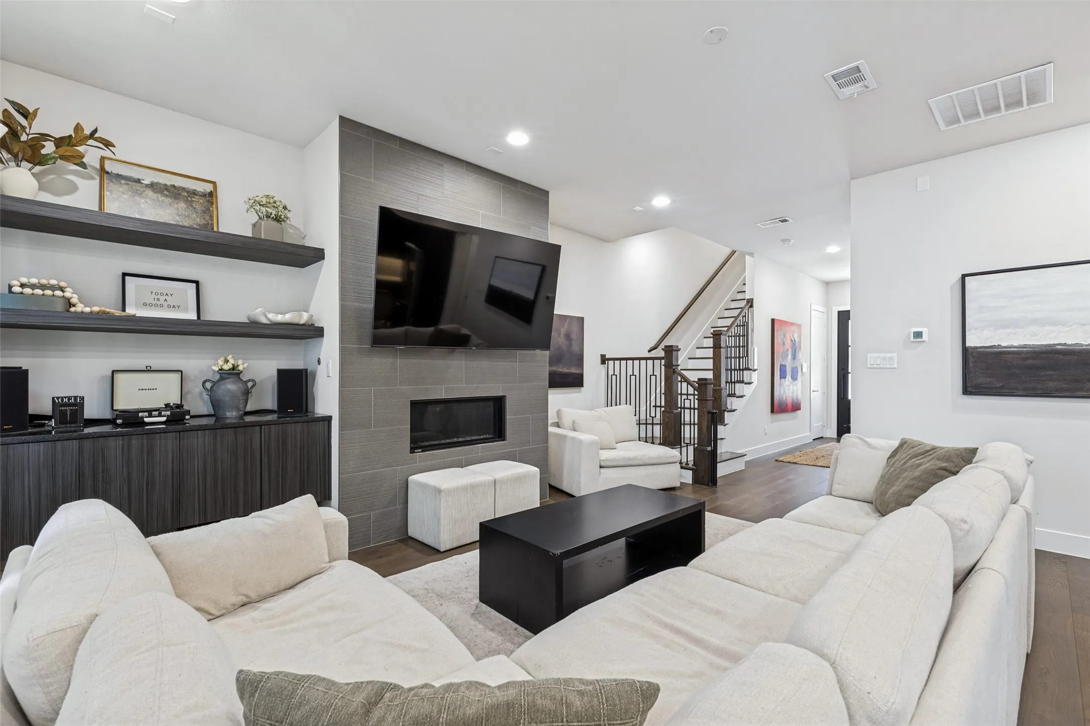 Single Family Residence For Rent in Dallas County , 4146 Maison Ridge, Dallas, Texas 75219, 3 Bedroom, 4 Bathroom, 2 Garage spaces, 2,722 Sqft, built in 2020, mls#21396813, Real Estate Agent in Dallas, Homes For Rent in Dallas county, Homes For Rent in Dallas, Realtor in Dallas Texas, Real Estate Brokerage Independent Realty Texas, Luminita Cordes Realtor