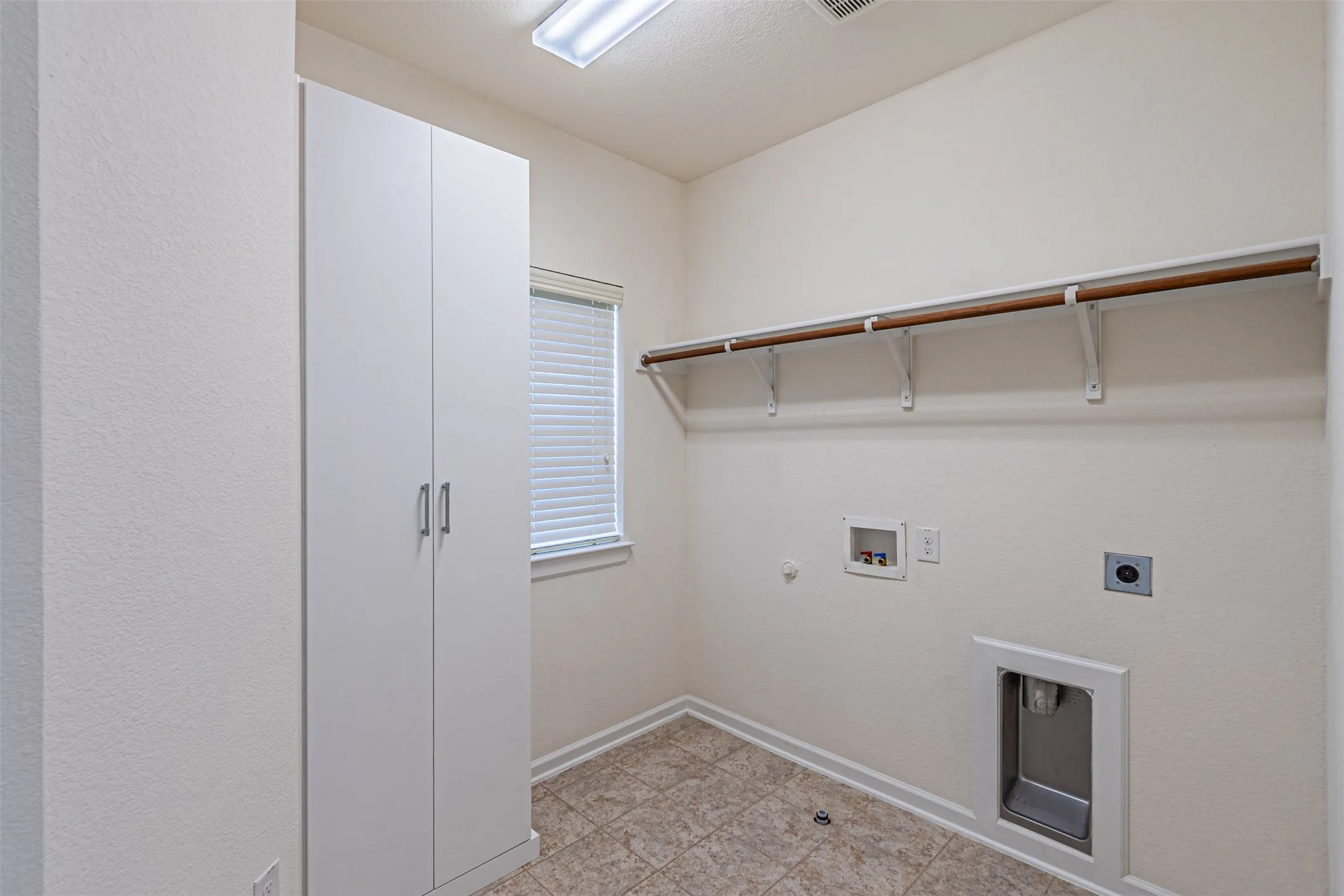 Single Family Residence For Rent in Dallas County , 6769 E Prospect Way, Irving, Texas 75063, 4 Bedroom, 4 Bathroom, 2 Garage spaces, 3,054 Sqft, built in 2017, mls#21395410, Real Estate Agent in Irving, Homes For Rent in Dallas county, Homes For Rent in Irving, Realtor in Irving Texas, Real Estate Brokerage Independent Realty Texas, Luminita Cordes Realtor