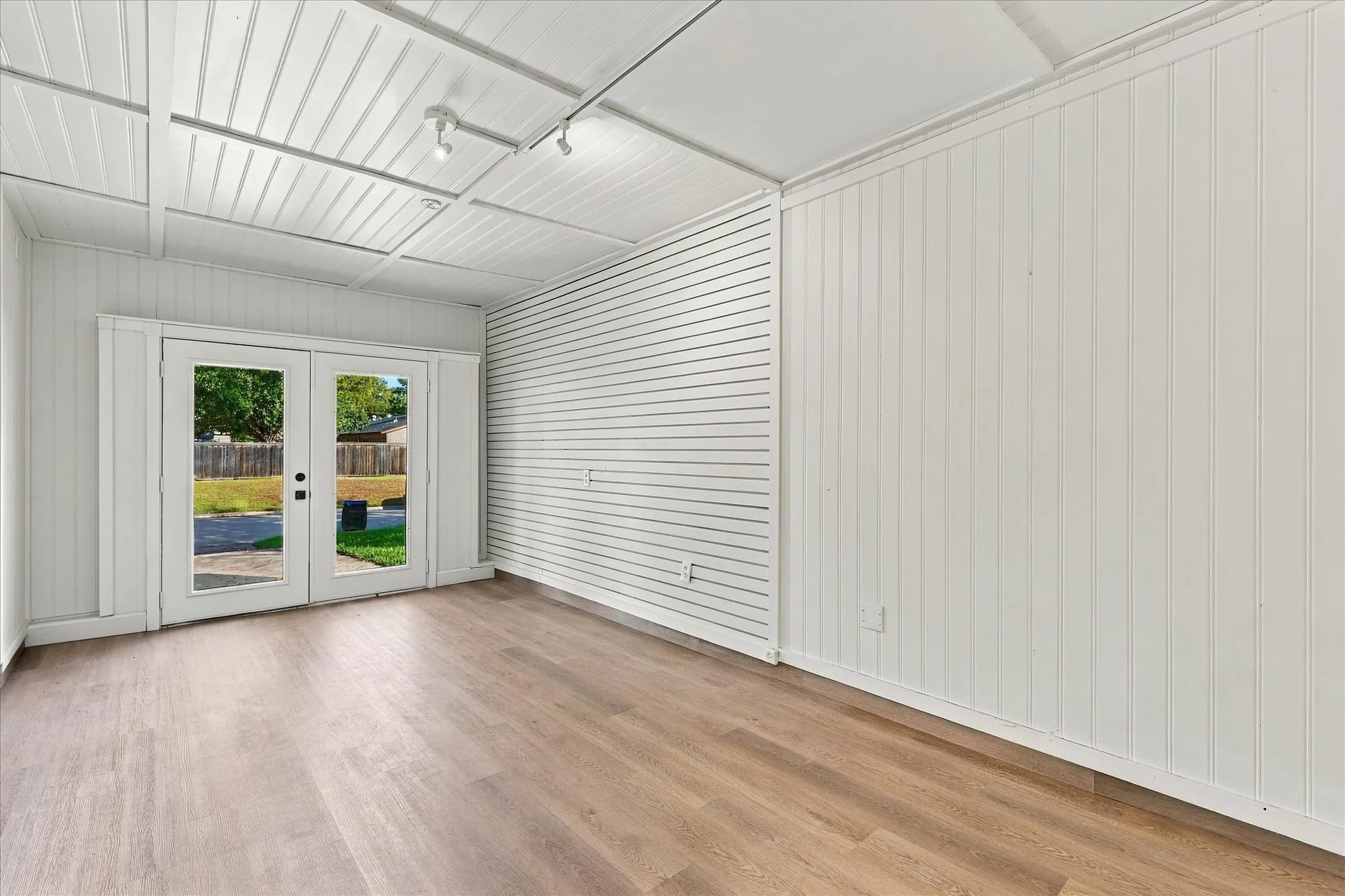 Single Family Residence For Sale in Tarrant County , 904 Dayton Road, Mansfield, Texas 76063, 3 Bedroom, 2 Bathroom, Garage spaces, 1,255 Sqft, built in 1972, mls#21394392, Real Estate Agent in Mansfield, Homes For Sale in Tarrant county, Homes For Sale in Mansfield, Realtor in Mansfield Texas, Real Estate Brokerage Independent Realty Texas, Luminita Cordes Realtor