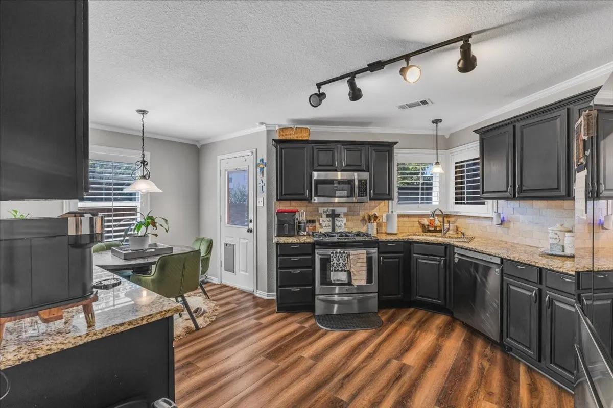 Single Family Residence For Sale in Tarrant County , 4600 Valleyview Drive, Mansfield, Texas 76063, 4 Bedroom, 3 Bathroom, 3 Garage spaces, 2,445 Sqft, built in 2003, mls#21396815, Real Estate Agent in Mansfield, Homes For Sale in Tarrant county, Homes For Sale in Mansfield, Realtor in Mansfield Texas, Real Estate Brokerage Independent Realty Texas, Luminita Cordes Realtor