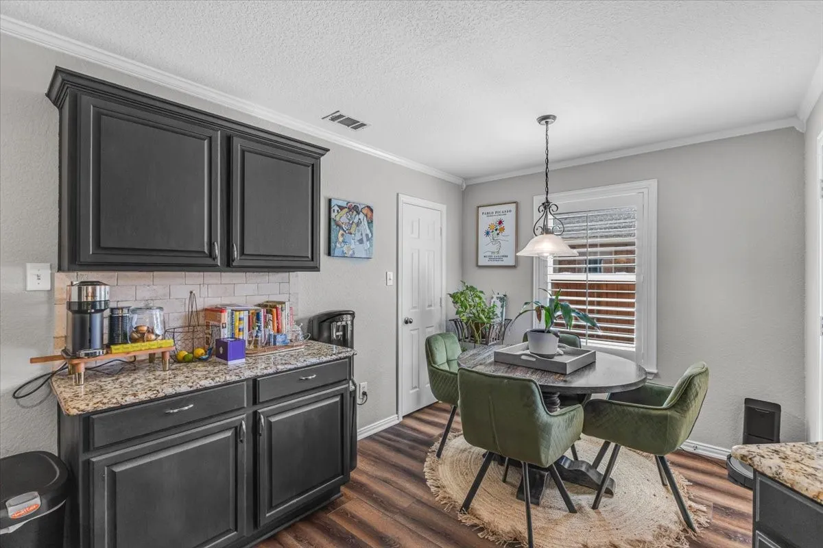 Eat-in kitchen nook