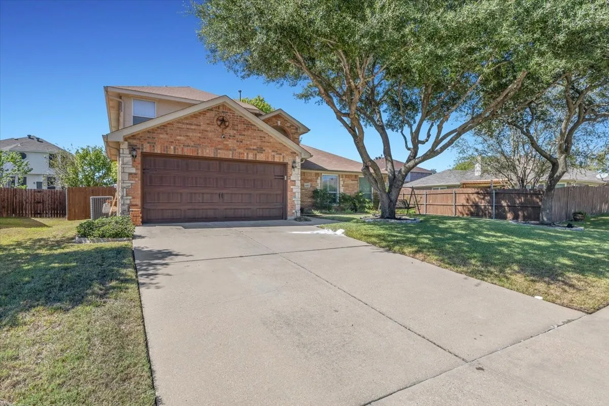 Single Family Residence For Sale in Tarrant County , 4600 Valleyview Drive, Mansfield, Texas 76063, 4 Bedroom, 3 Bathroom, 3 Garage spaces, 2,445 Sqft, built in 2003, mls#21396815, Real Estate Agent in Mansfield, Homes For Sale in Tarrant county, Homes For Sale in Mansfield, Realtor in Mansfield Texas, Real Estate Brokerage Independent Realty Texas, Luminita Cordes Realtor