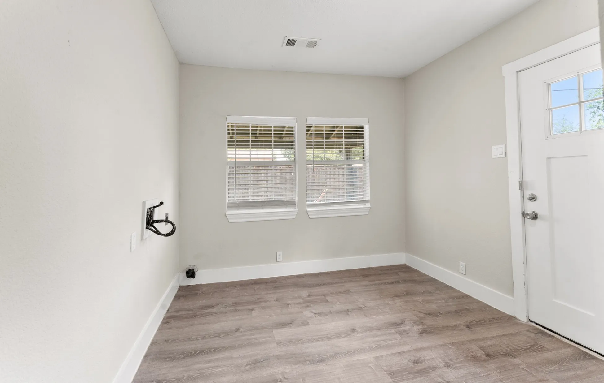 Single Family Residence For Sale in Dallas County , 512 Cedar Drive, Garland, Texas 75040, 3 Bedroom, 2 Bathroom, Garage spaces, 1,431 Sqft, built in 1950, mls#21396816, Real Estate Agent in Garland, Homes For Sale in Dallas county, Homes For Sale in Garland, Realtor in Garland Texas, Real Estate Brokerage Independent Realty Texas, Luminita Cordes Realtor