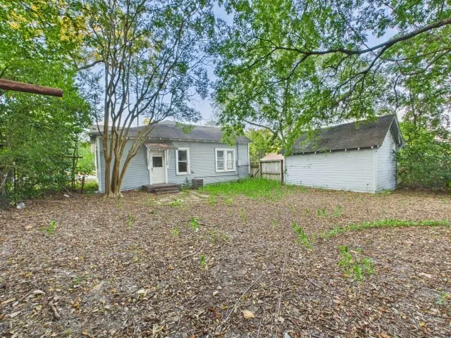 Single Family Residence For Sale in Henderson County , 101 Larue Street, Athens, Texas 75751, 2 Bedroom, 1 Bathroom, 1 Garage spaces, 1,076 Sqft, built in 1930, mls#21396007, Real Estate Agent in Athens, Homes For Sale in Henderson county, Homes For Sale in Athens, Realtor in Athens Texas, Real Estate Brokerage Independent Realty Texas, Luminita Cordes Realtor