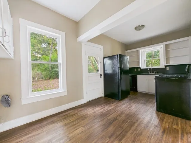 Single Family Residence For Sale in Henderson County , 101 Larue Street, Athens, Texas 75751, 2 Bedroom, 1 Bathroom, 1 Garage spaces, 1,076 Sqft, built in 1930, mls#21396007, Real Estate Agent in Athens, Homes For Sale in Henderson county, Homes For Sale in Athens, Realtor in Athens Texas, Real Estate Brokerage Independent Realty Texas, Luminita Cordes Realtor