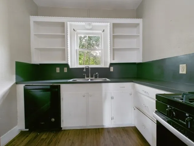 Single Family Residence For Sale in Henderson County , 101 Larue Street, Athens, Texas 75751, 2 Bedroom, 1 Bathroom, 1 Garage spaces, 1,076 Sqft, built in 1930, mls#21396007, Real Estate Agent in Athens, Homes For Sale in Henderson county, Homes For Sale in Athens, Realtor in Athens Texas, Real Estate Brokerage Independent Realty Texas, Luminita Cordes Realtor