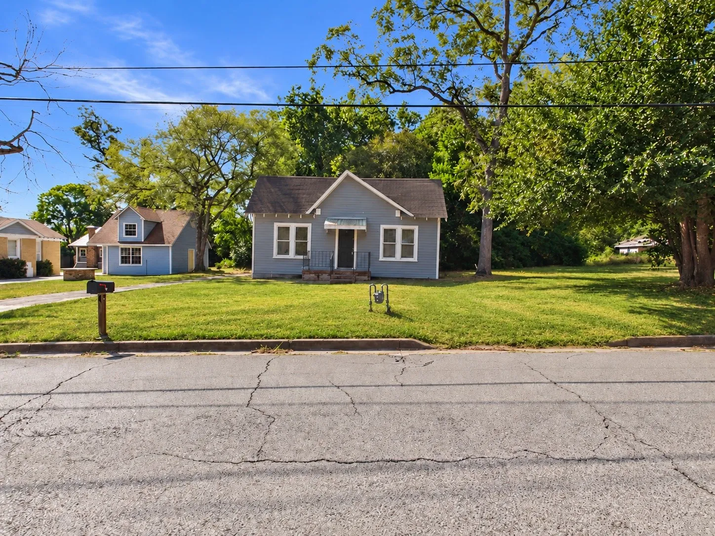Single Family Residence For Sale in Henderson County , 101 Larue Street, Athens, Texas 75751, 2 Bedroom, 1 Bathroom, 1 Garage spaces, 1,076 Sqft, built in 1930, mls#21396007, Real Estate Agent in Athens, Homes For Sale in Henderson county, Homes For Sale in Athens, Realtor in Athens Texas, Real Estate Brokerage Independent Realty Texas, Luminita Cordes Realtor