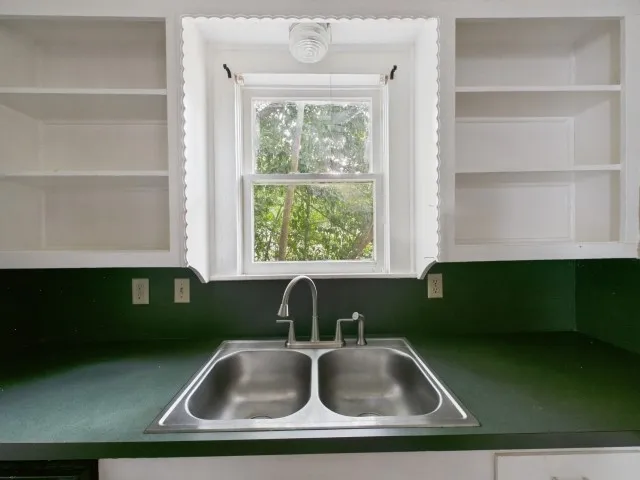 Single Family Residence For Sale in Henderson County , 101 Larue Street, Athens, Texas 75751, 2 Bedroom, 1 Bathroom, 1 Garage spaces, 1,076 Sqft, built in 1930, mls#21396007, Real Estate Agent in Athens, Homes For Sale in Henderson county, Homes For Sale in Athens, Realtor in Athens Texas, Real Estate Brokerage Independent Realty Texas, Luminita Cordes Realtor
