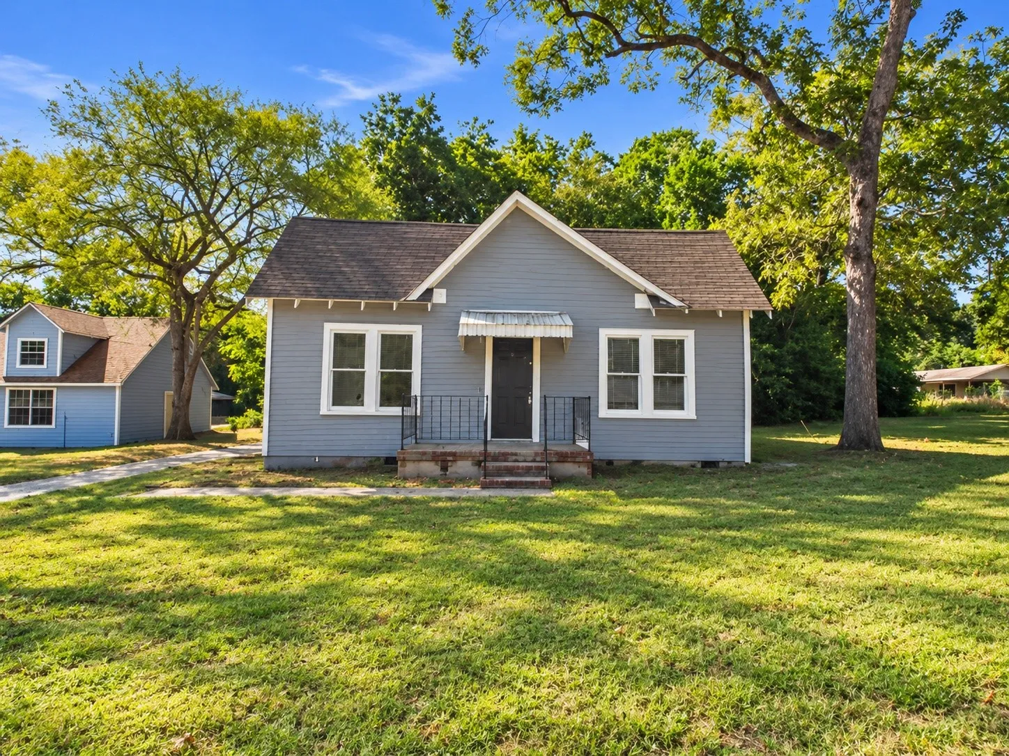 Single Family Residence For Sale in Henderson County , 101 Larue Street, Athens, Texas 75751, 2 Bedroom, 1 Bathroom, 1 Garage spaces, 1,076 Sqft, built in 1930, mls#21396007, Real Estate Agent in Athens, Homes For Sale in Henderson county, Homes For Sale in Athens, Realtor in Athens Texas, Real Estate Brokerage Independent Realty Texas, Luminita Cordes Realtor