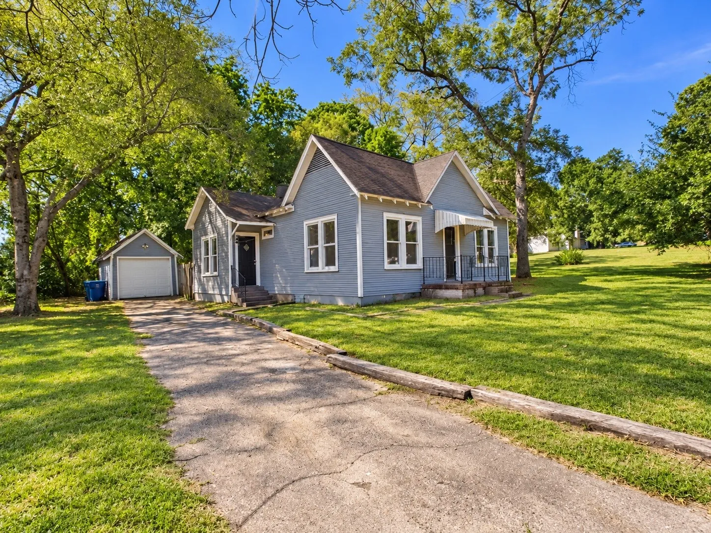 Single Family Residence For Sale in Henderson County , 101 Larue Street, Athens, Texas 75751, 2 Bedroom, 1 Bathroom, 1 Garage spaces, 1,076 Sqft, built in 1930, mls#21396007, Real Estate Agent in Athens, Homes For Sale in Henderson county, Homes For Sale in Athens, Realtor in Athens Texas, Real Estate Brokerage Independent Realty Texas, Luminita Cordes Realtor