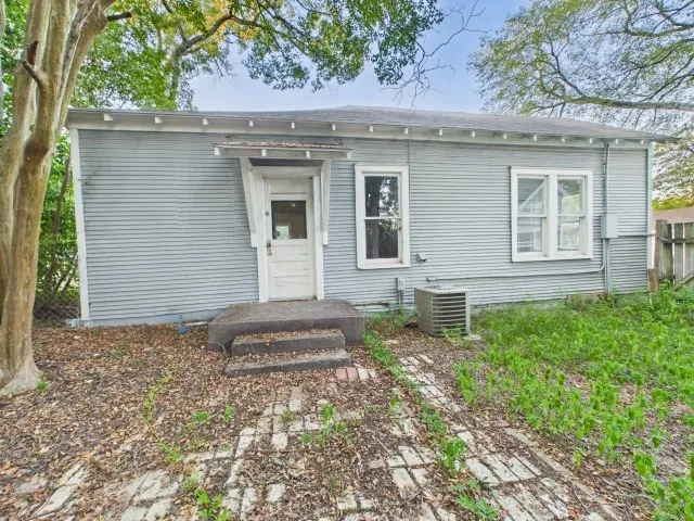 Single Family Residence For Sale in Henderson County , 101 Larue Street, Athens, Texas 75751, 2 Bedroom, 1 Bathroom, 1 Garage spaces, 1,076 Sqft, built in 1930, mls#21396007, Real Estate Agent in Athens, Homes For Sale in Henderson county, Homes For Sale in Athens, Realtor in Athens Texas, Real Estate Brokerage Independent Realty Texas, Luminita Cordes Realtor