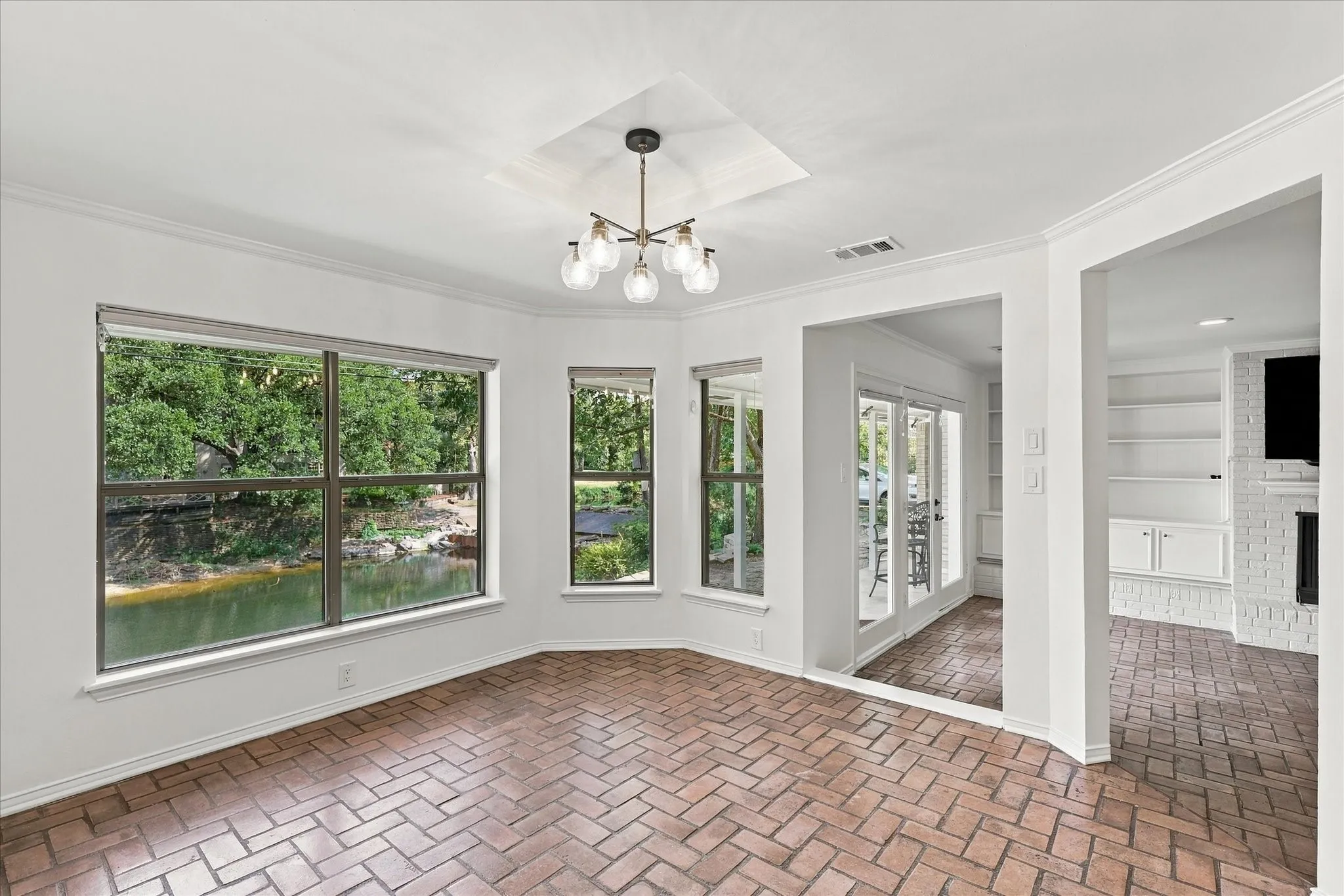 Breakfast or Home Office, either way, it's a beautiful flex space overlooking the beautiful pond in the backyard. Morning coffee space no matter what it is...