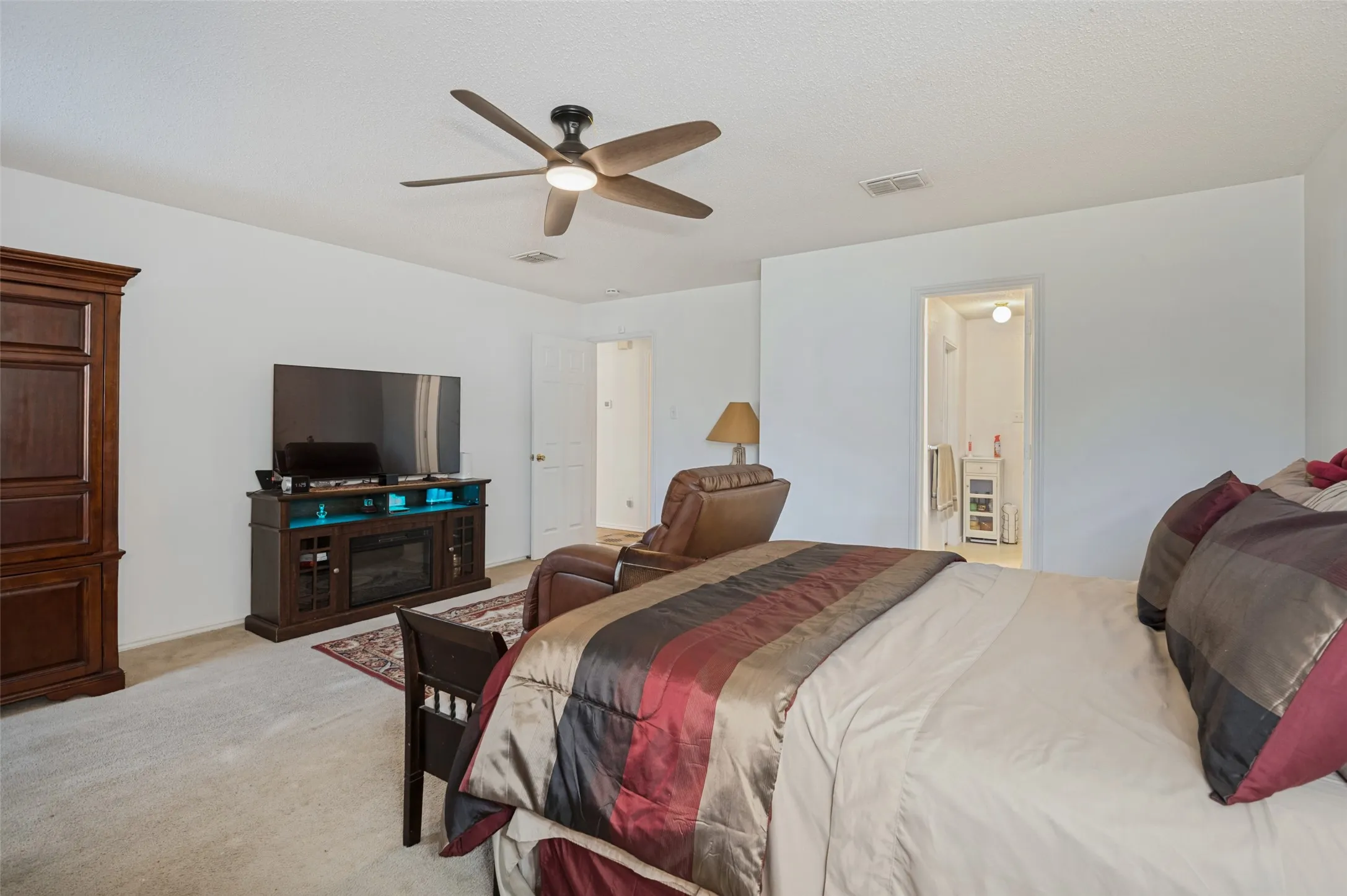 Single Family Residence For Sale in Dallas County , 2120 W Grove Lane, Grand Prairie, Texas 75052, 4 Bedroom, 3 Bathroom, 2 Garage spaces, 2,391 Sqft, built in 2004, mls#21396137, Real Estate Agent in Grand Prairie, Homes For Sale in Dallas county, Homes For Sale in Grand Prairie, Realtor in Grand Prairie Texas, Real Estate Brokerage Independent Realty Texas, Luminita Cordes Realtor