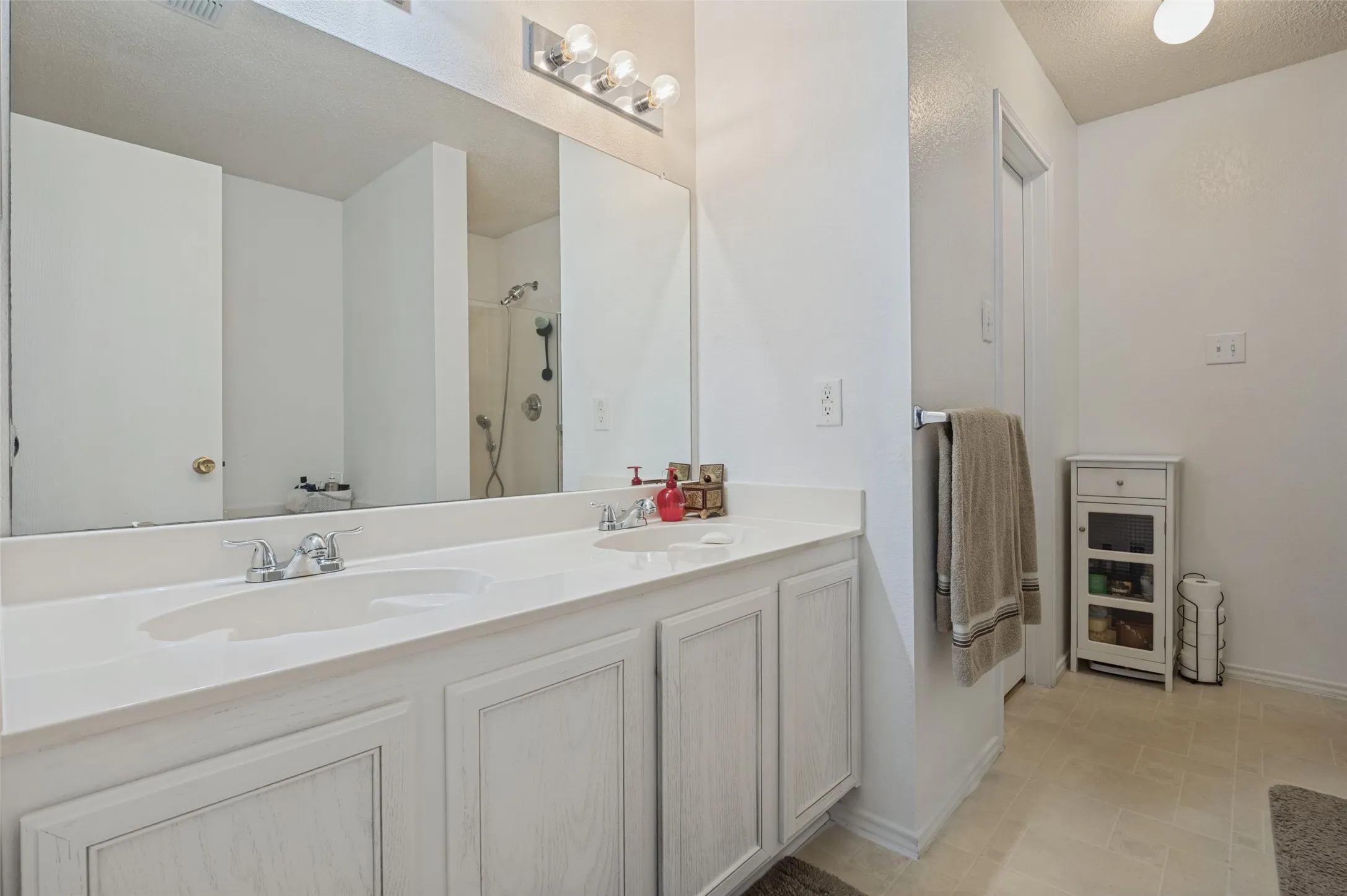 Single Family Residence For Sale in Dallas County , 2120 W Grove Lane, Grand Prairie, Texas 75052, 4 Bedroom, 3 Bathroom, 2 Garage spaces, 2,391 Sqft, built in 2004, mls#21396137, Real Estate Agent in Grand Prairie, Homes For Sale in Dallas county, Homes For Sale in Grand Prairie, Realtor in Grand Prairie Texas, Real Estate Brokerage Independent Realty Texas, Luminita Cordes Realtor