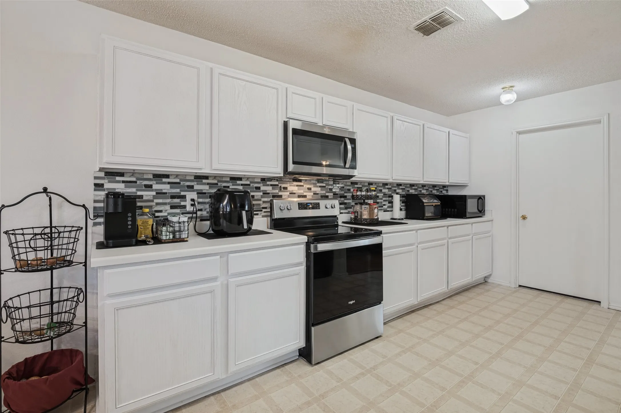 Single Family Residence For Sale in Dallas County , 2120 W Grove Lane, Grand Prairie, Texas 75052, 4 Bedroom, 3 Bathroom, 2 Garage spaces, 2,391 Sqft, built in 2004, mls#21396137, Real Estate Agent in Grand Prairie, Homes For Sale in Dallas county, Homes For Sale in Grand Prairie, Realtor in Grand Prairie Texas, Real Estate Brokerage Independent Realty Texas, Luminita Cordes Realtor