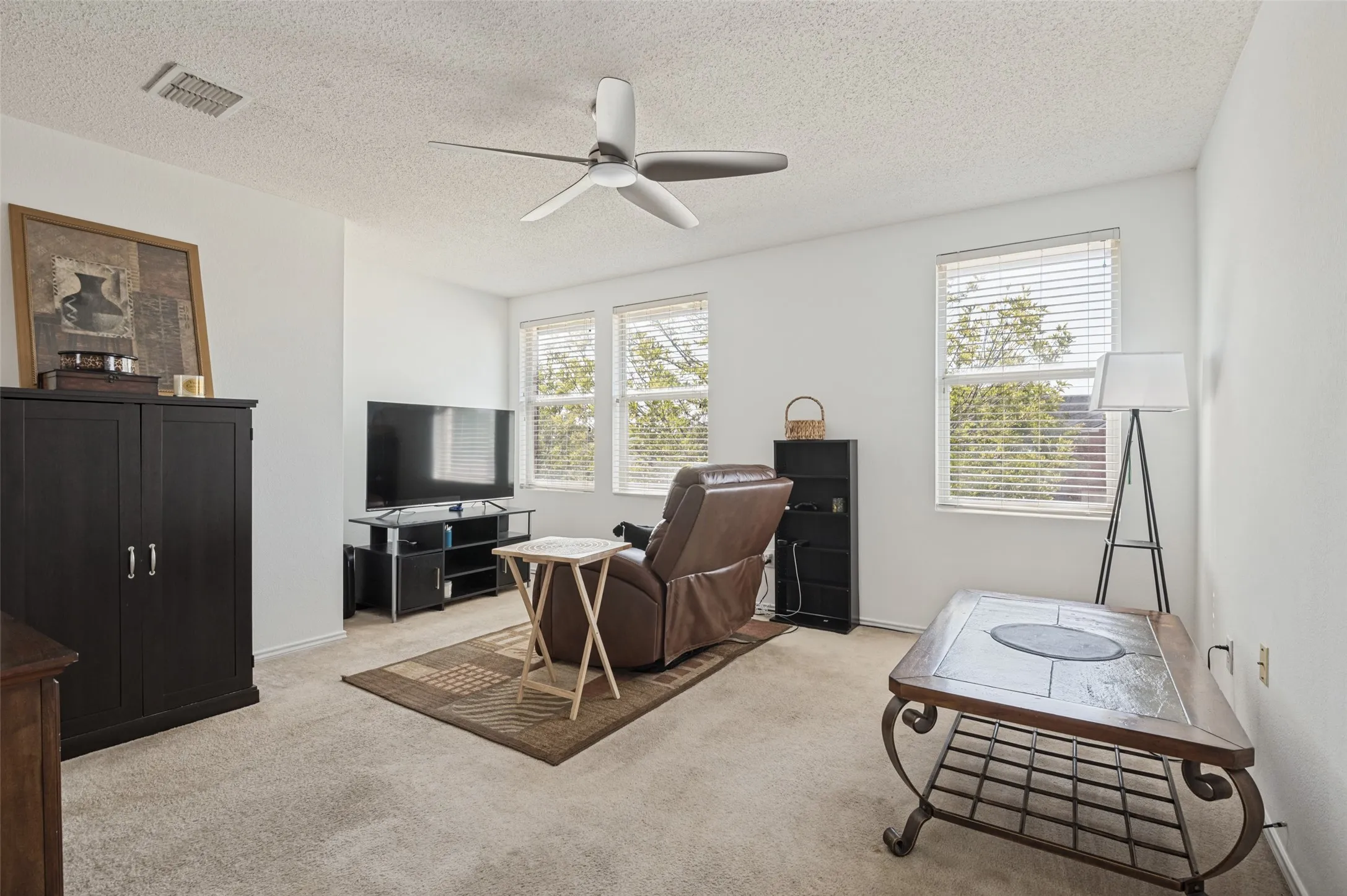 Single Family Residence For Sale in Dallas County , 2120 W Grove Lane, Grand Prairie, Texas 75052, 4 Bedroom, 3 Bathroom, 2 Garage spaces, 2,391 Sqft, built in 2004, mls#21396137, Real Estate Agent in Grand Prairie, Homes For Sale in Dallas county, Homes For Sale in Grand Prairie, Realtor in Grand Prairie Texas, Real Estate Brokerage Independent Realty Texas, Luminita Cordes Realtor