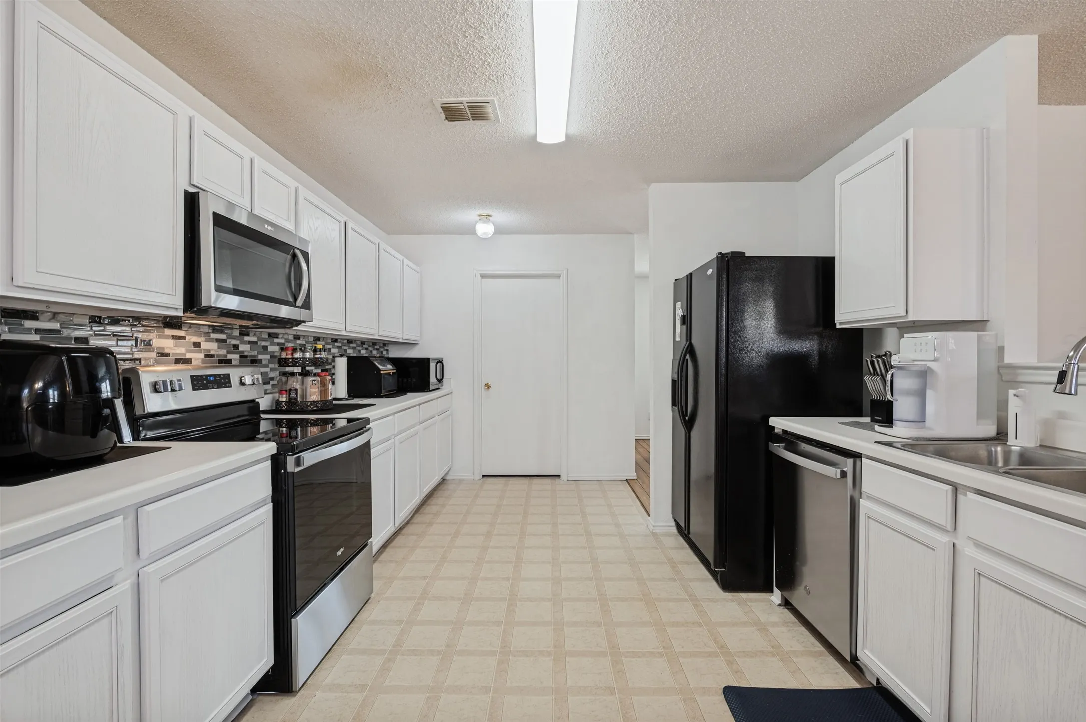 Single Family Residence For Sale in Dallas County , 2120 W Grove Lane, Grand Prairie, Texas 75052, 4 Bedroom, 3 Bathroom, 2 Garage spaces, 2,391 Sqft, built in 2004, mls#21396137, Real Estate Agent in Grand Prairie, Homes For Sale in Dallas county, Homes For Sale in Grand Prairie, Realtor in Grand Prairie Texas, Real Estate Brokerage Independent Realty Texas, Luminita Cordes Realtor