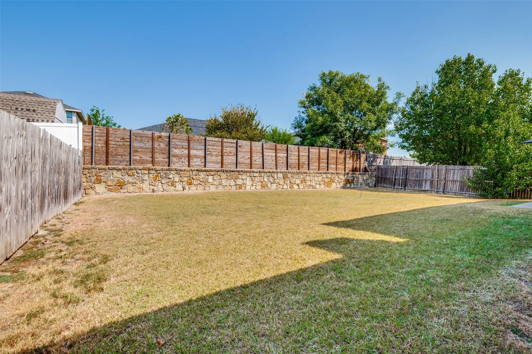 Single Family Residence For Sale in Dallas County , 2120 W Grove Lane, Grand Prairie, Texas 75052, 4 Bedroom, 3 Bathroom, 2 Garage spaces, 2,391 Sqft, built in 2004, mls#21396137, Real Estate Agent in Grand Prairie, Homes For Sale in Dallas county, Homes For Sale in Grand Prairie, Realtor in Grand Prairie Texas, Real Estate Brokerage Independent Realty Texas, Luminita Cordes Realtor