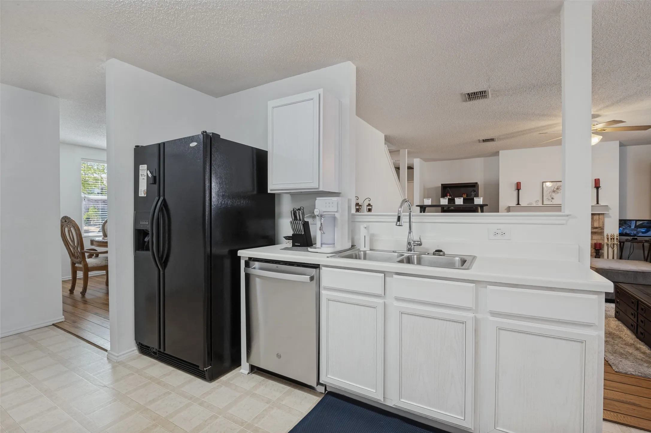 Single Family Residence For Sale in Dallas County , 2120 W Grove Lane, Grand Prairie, Texas 75052, 4 Bedroom, 3 Bathroom, 2 Garage spaces, 2,391 Sqft, built in 2004, mls#21396137, Real Estate Agent in Grand Prairie, Homes For Sale in Dallas county, Homes For Sale in Grand Prairie, Realtor in Grand Prairie Texas, Real Estate Brokerage Independent Realty Texas, Luminita Cordes Realtor