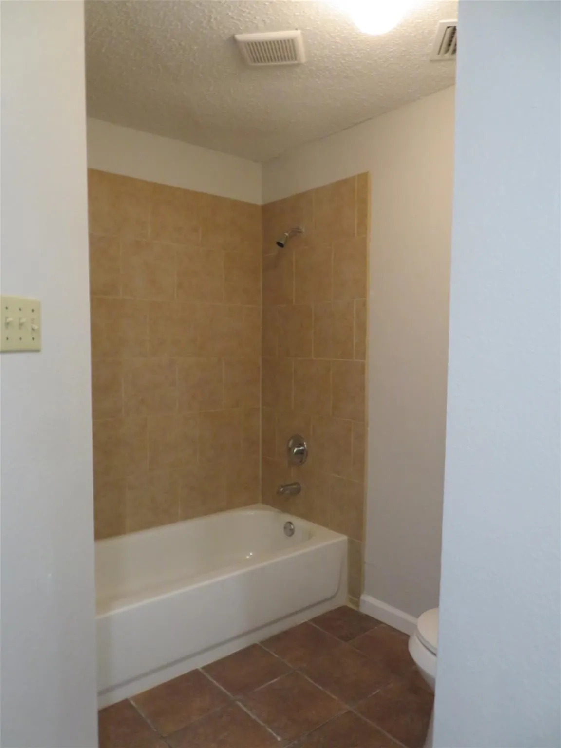 Single Family Residence For Rent in Dallas County , 1031 Cresthaven Drive, Lancaster, Texas 75134, 3 Bedroom, 2 Bathroom, 2 Garage spaces, 1,428 Sqft, built in 1982, mls#21396826, Real Estate Agent in Lancaster, Homes For Rent in Dallas county, Homes For Rent in Lancaster, Realtor in Lancaster Texas, Real Estate Brokerage Independent Realty Texas, Luminita Cordes Realtor