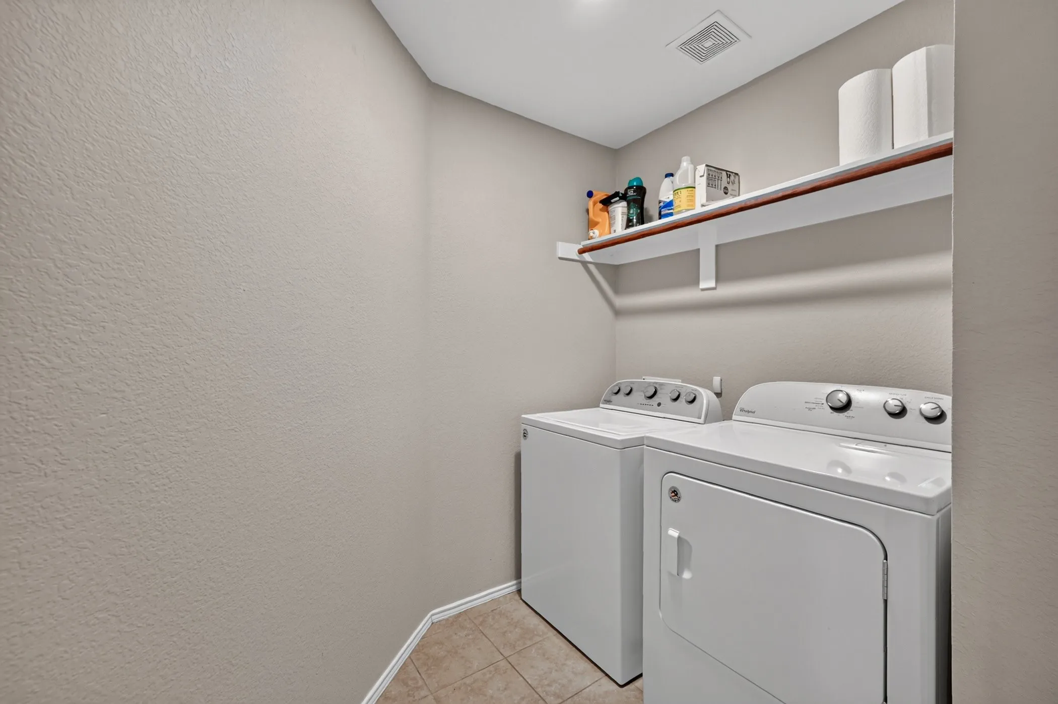 Single Family Residence For Sale in Denton County , 929 Warbler, Aubrey, Texas 76227, 3 Bedroom, 2 Bathroom, 2 Garage spaces, 1,733 Sqft, built in 2003, mls#21396475, Real Estate Agent in Aubrey, Homes For Sale in Denton county, Homes For Sale in Aubrey, Realtor in Aubrey Texas, Real Estate Brokerage Independent Realty Texas, Luminita Cordes Realtor