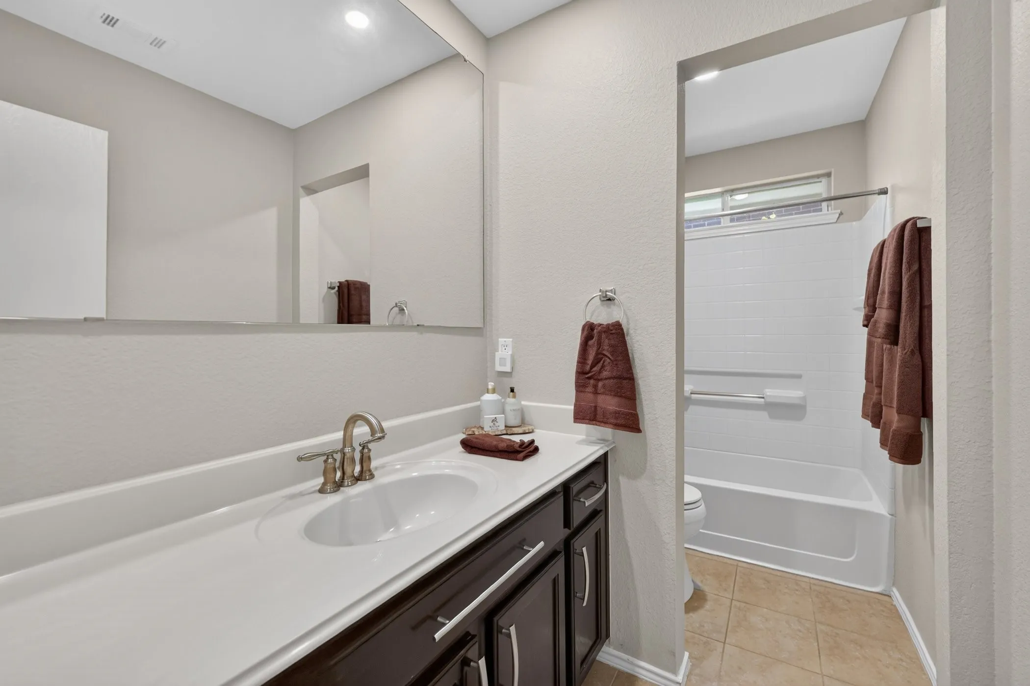 Single Family Residence For Sale in Denton County , 929 Warbler, Aubrey, Texas 76227, 3 Bedroom, 2 Bathroom, 2 Garage spaces, 1,733 Sqft, built in 2003, mls#21396475, Real Estate Agent in Aubrey, Homes For Sale in Denton county, Homes For Sale in Aubrey, Realtor in Aubrey Texas, Real Estate Brokerage Independent Realty Texas, Luminita Cordes Realtor