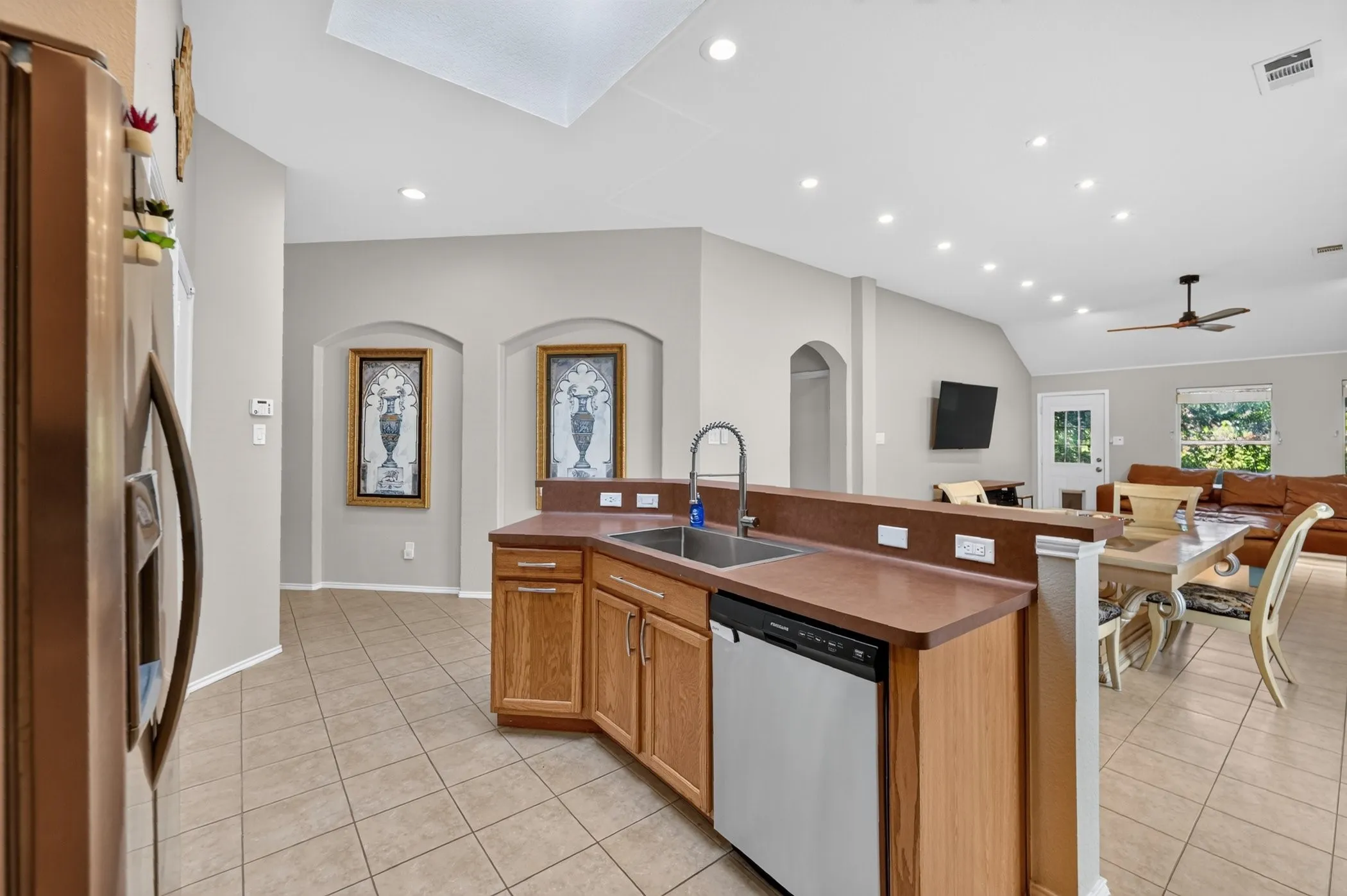 Single Family Residence For Sale in Denton County , 929 Warbler, Aubrey, Texas 76227, 3 Bedroom, 2 Bathroom, 2 Garage spaces, 1,733 Sqft, built in 2003, mls#21396475, Real Estate Agent in Aubrey, Homes For Sale in Denton county, Homes For Sale in Aubrey, Realtor in Aubrey Texas, Real Estate Brokerage Independent Realty Texas, Luminita Cordes Realtor
