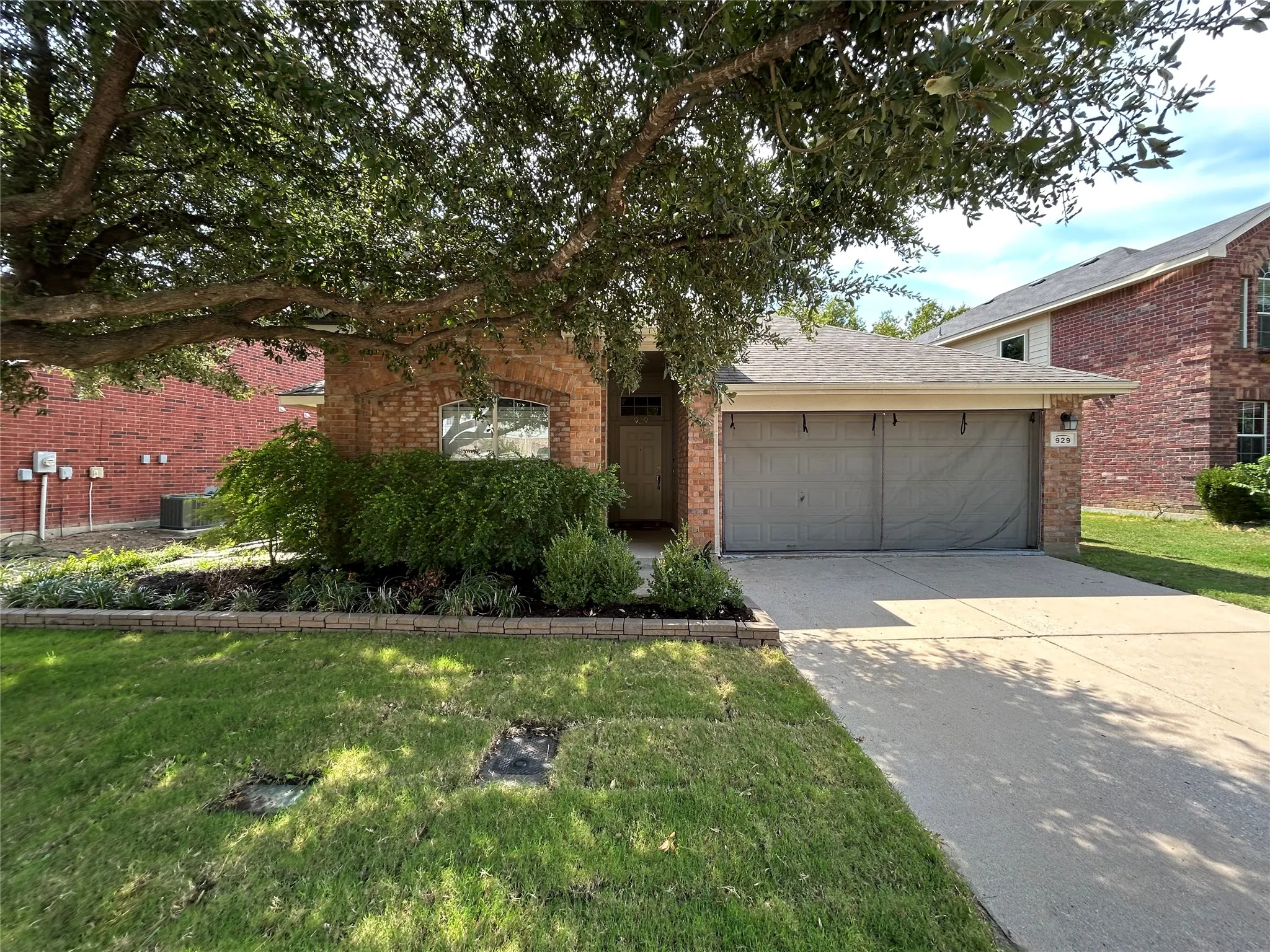 Single Family Residence For Sale in Denton County , 929 Warbler, Aubrey, Texas 76227, 3 Bedroom, 2 Bathroom, 2 Garage spaces, 1,733 Sqft, built in 2003, mls#21396475, Real Estate Agent in Aubrey, Homes For Sale in Denton county, Homes For Sale in Aubrey, Realtor in Aubrey Texas, Real Estate Brokerage Independent Realty Texas, Luminita Cordes Realtor