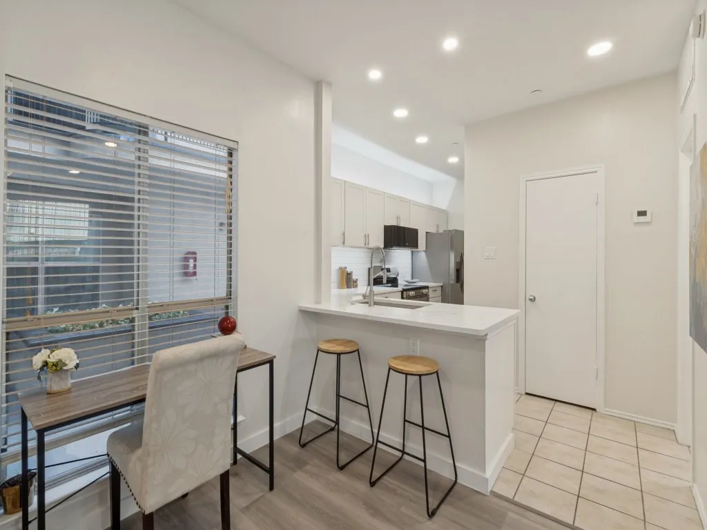 Condominium For Sale in Dallas County , 4221 Cole Avenue 102, Dallas, Texas 75205, 1 Bedroom, 1 Bathroom, 1 Garage spaces, 623 Sqft, built in 1983, mls#21396827, Real Estate Agent in Dallas, Homes For Sale in Dallas county, Homes For Sale in Dallas, Realtor in Dallas Texas, Real Estate Brokerage Independent Realty Texas, Luminita Cordes Realtor