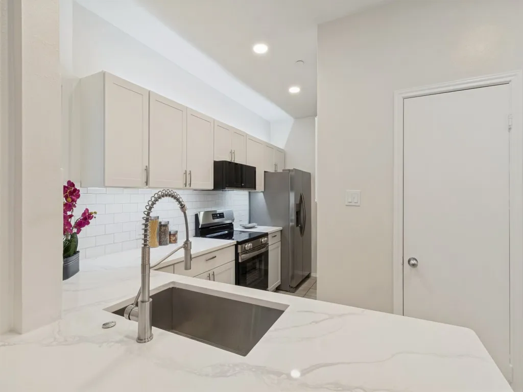 Condominium For Sale in Dallas County , 4221 Cole Avenue 102, Dallas, Texas 75205, 1 Bedroom, 1 Bathroom, 1 Garage spaces, 623 Sqft, built in 1983, mls#21396827, Real Estate Agent in Dallas, Homes For Sale in Dallas county, Homes For Sale in Dallas, Realtor in Dallas Texas, Real Estate Brokerage Independent Realty Texas, Luminita Cordes Realtor