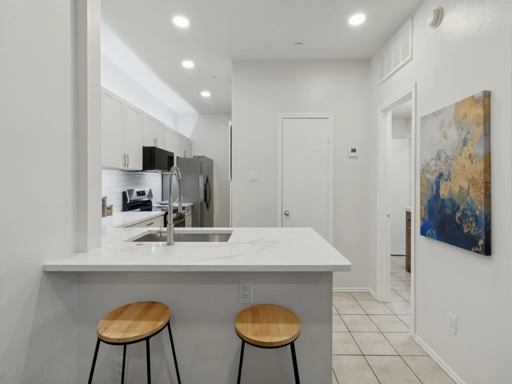 Condominium For Sale in Dallas County , 4221 Cole Avenue 102, Dallas, Texas 75205, 1 Bedroom, 1 Bathroom, 1 Garage spaces, 623 Sqft, built in 1983, mls#21396827, Real Estate Agent in Dallas, Homes For Sale in Dallas county, Homes For Sale in Dallas, Realtor in Dallas Texas, Real Estate Brokerage Independent Realty Texas, Luminita Cordes Realtor