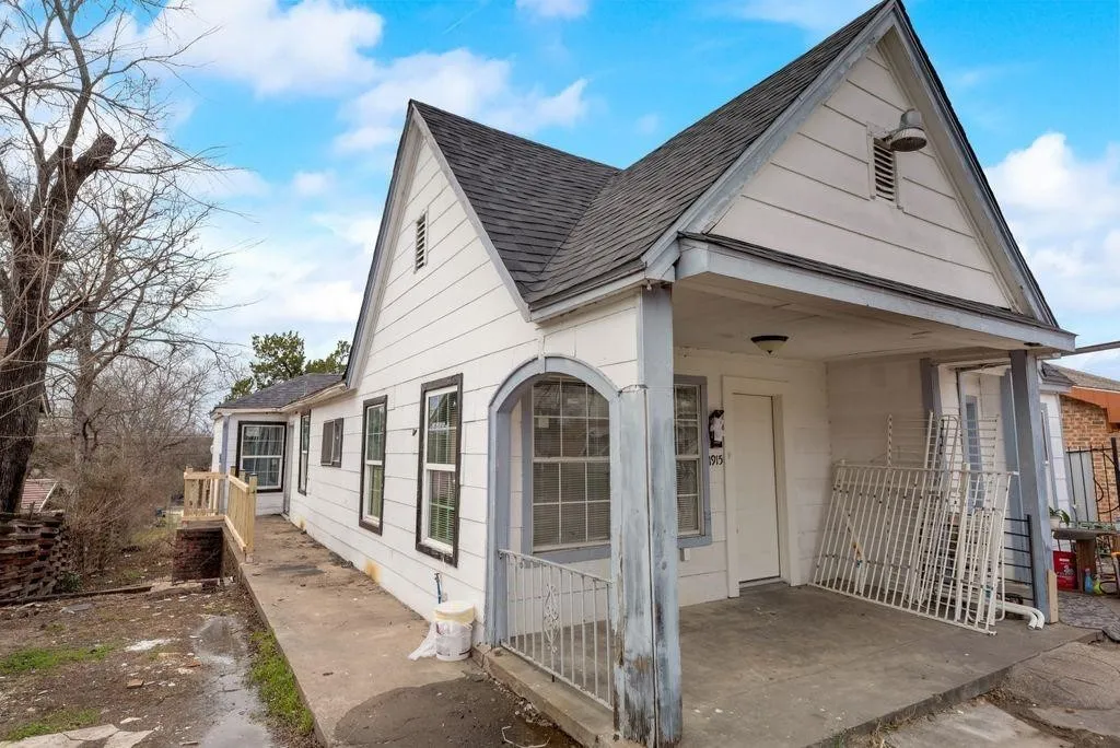 Duplex For Rent in Dallas County , 1915 Alaska Avenue, Dallas, Texas 75216, 2 Bedroom, 1 Bathroom, Garage spaces, 1,728 Sqft, built in 1925, mls#21396829, Real Estate Agent in Dallas, Homes For Rent in Dallas county, Homes For Rent in Dallas, Realtor in Dallas Texas, Real Estate Brokerage Independent Realty Texas, Luminita Cordes Realtor