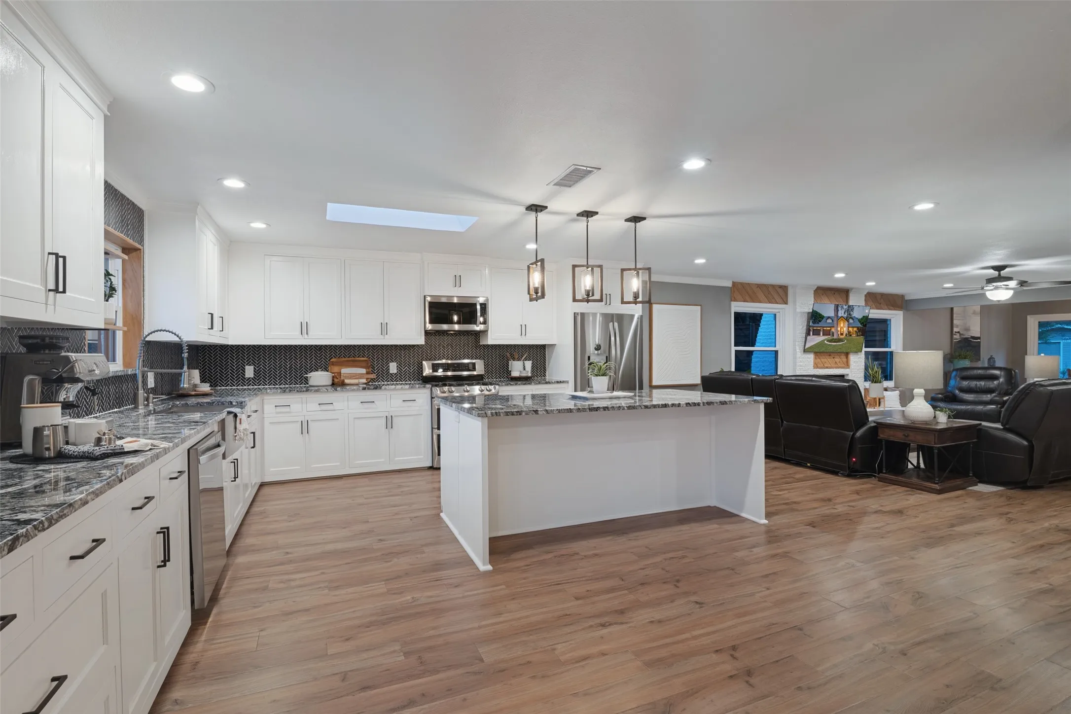 Entertaining a crowd?  Cozy weeknight dinners?  Homework at the bar while the family chef prepares dinner?  This kitchen has you covered!