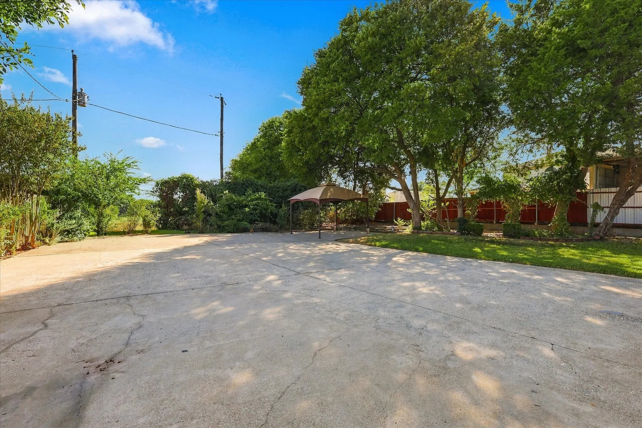 Single Family Residence For Sale in Dallas County , 4406 Zion Road, Garland, Texas 75043, 3 Bedroom, 3 Bathroom, 3 Garage spaces, 2,965 Sqft, built in 1987, mls#21392235, Real Estate Agent in Garland, Homes For Sale in Dallas county, Homes For Sale in Garland, Realtor in Garland Texas, Real Estate Brokerage Independent Realty Texas, Luminita Cordes Realtor