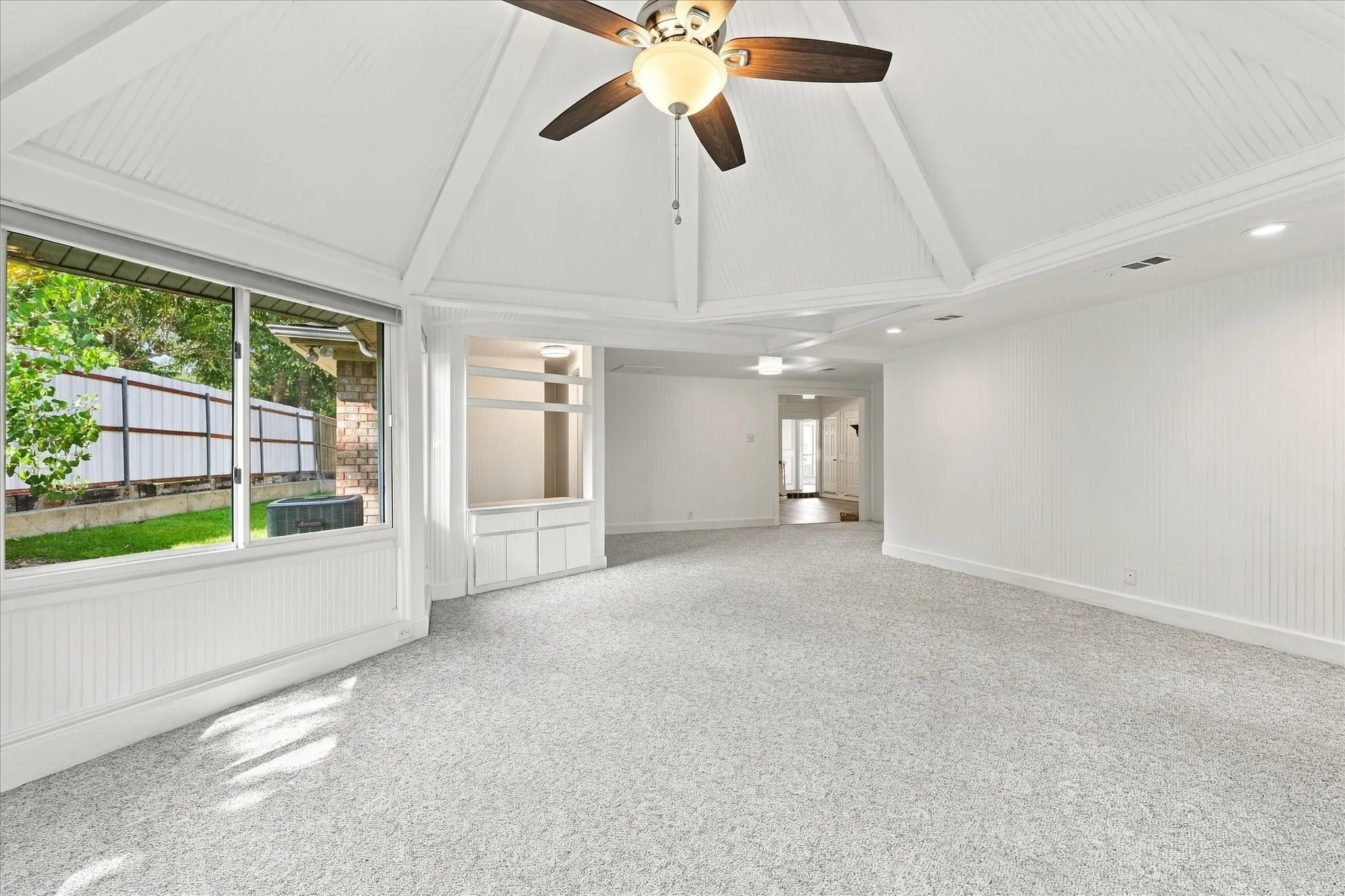 Single Family Residence For Sale in Dallas County , 4406 Zion Road, Garland, Texas 75043, 3 Bedroom, 3 Bathroom, 3 Garage spaces, 2,965 Sqft, built in 1987, mls#21392235, Real Estate Agent in Garland, Homes For Sale in Dallas county, Homes For Sale in Garland, Realtor in Garland Texas, Real Estate Brokerage Independent Realty Texas, Luminita Cordes Realtor