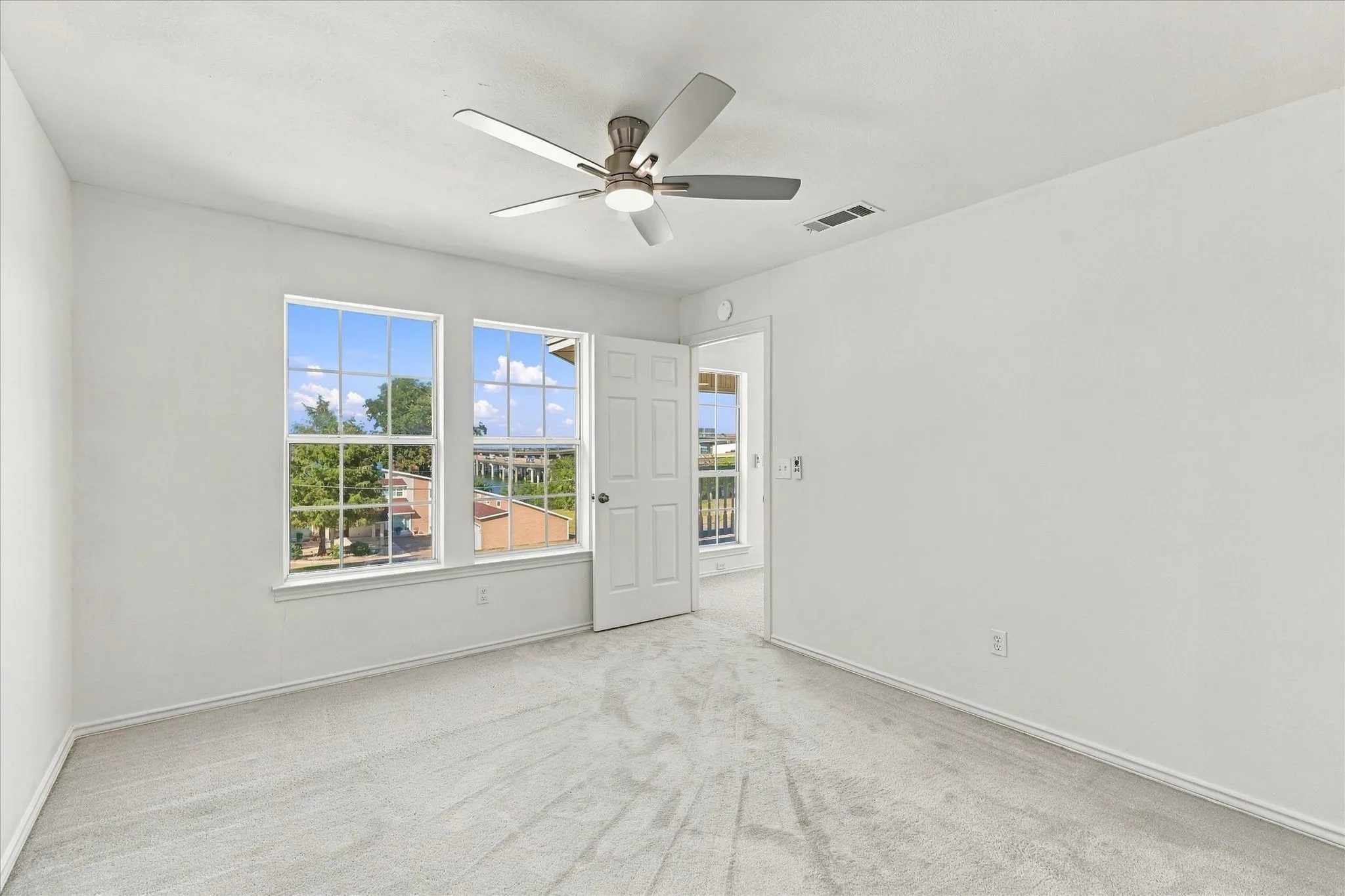 Single Family Residence For Sale in Dallas County , 4406 Zion Road, Garland, Texas 75043, 3 Bedroom, 3 Bathroom, 3 Garage spaces, 2,965 Sqft, built in 1987, mls#21392235, Real Estate Agent in Garland, Homes For Sale in Dallas county, Homes For Sale in Garland, Realtor in Garland Texas, Real Estate Brokerage Independent Realty Texas, Luminita Cordes Realtor