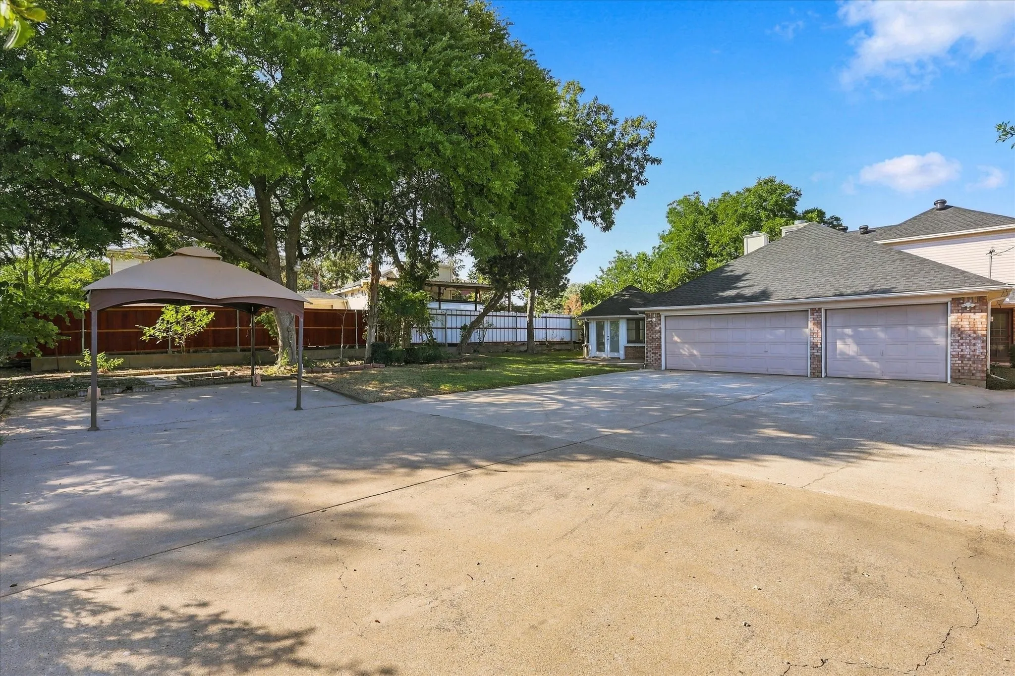 Single Family Residence For Sale in Dallas County , 4406 Zion Road, Garland, Texas 75043, 3 Bedroom, 3 Bathroom, 3 Garage spaces, 2,965 Sqft, built in 1987, mls#21392235, Real Estate Agent in Garland, Homes For Sale in Dallas county, Homes For Sale in Garland, Realtor in Garland Texas, Real Estate Brokerage Independent Realty Texas, Luminita Cordes Realtor