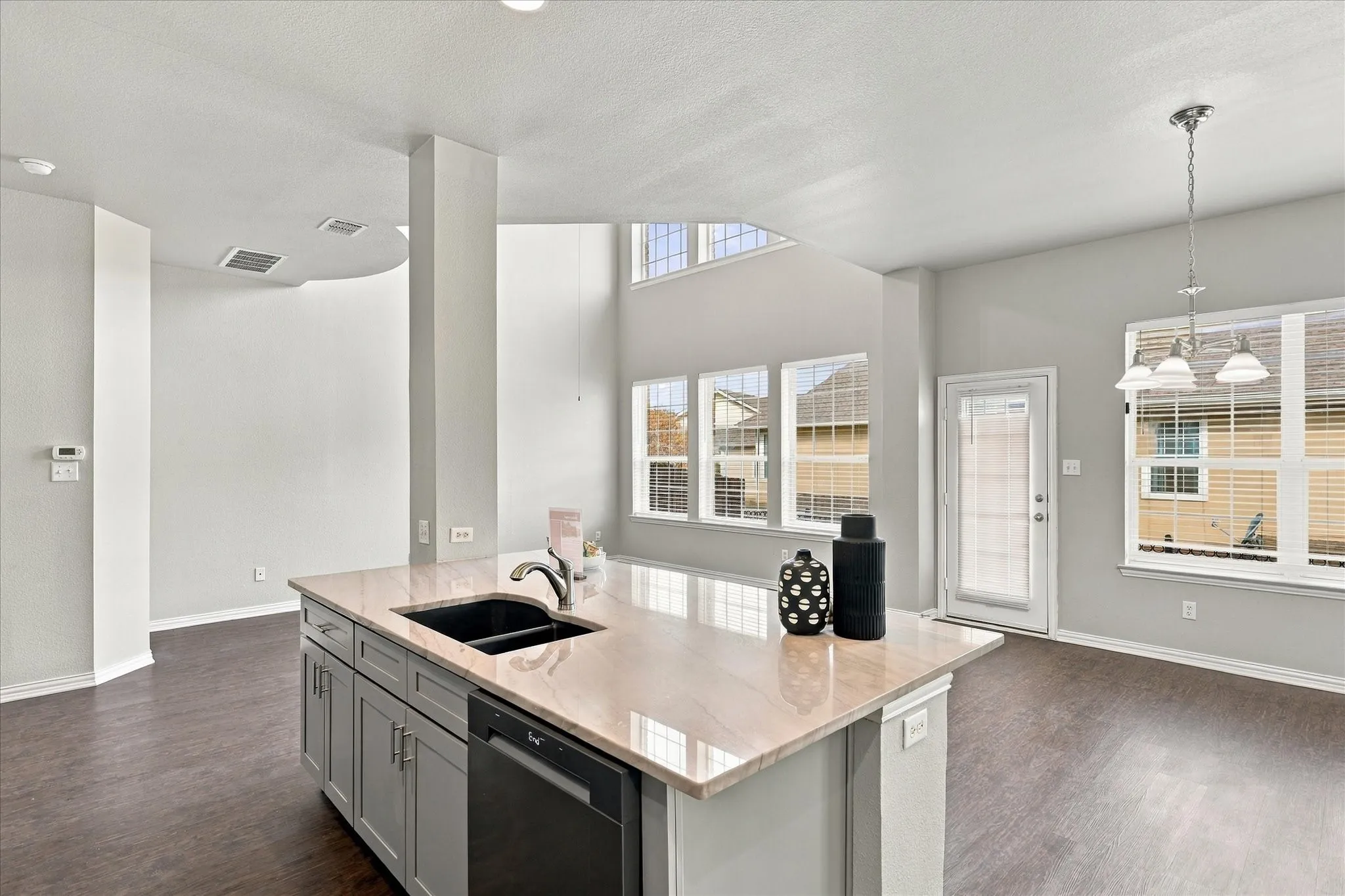 Townhouse For Rent in Dallas County , 4018 Milan Drive, Irving, Texas 75038, 3 Bedroom, 3 Bathroom, 2 Garage spaces, 1,872 Sqft, built in 2006, mls#21396526, Real Estate Agent in Irving, Homes For Rent in Dallas county, Homes For Rent in Irving, Realtor in Irving Texas, Real Estate Brokerage Independent Realty Texas, Luminita Cordes Realtor