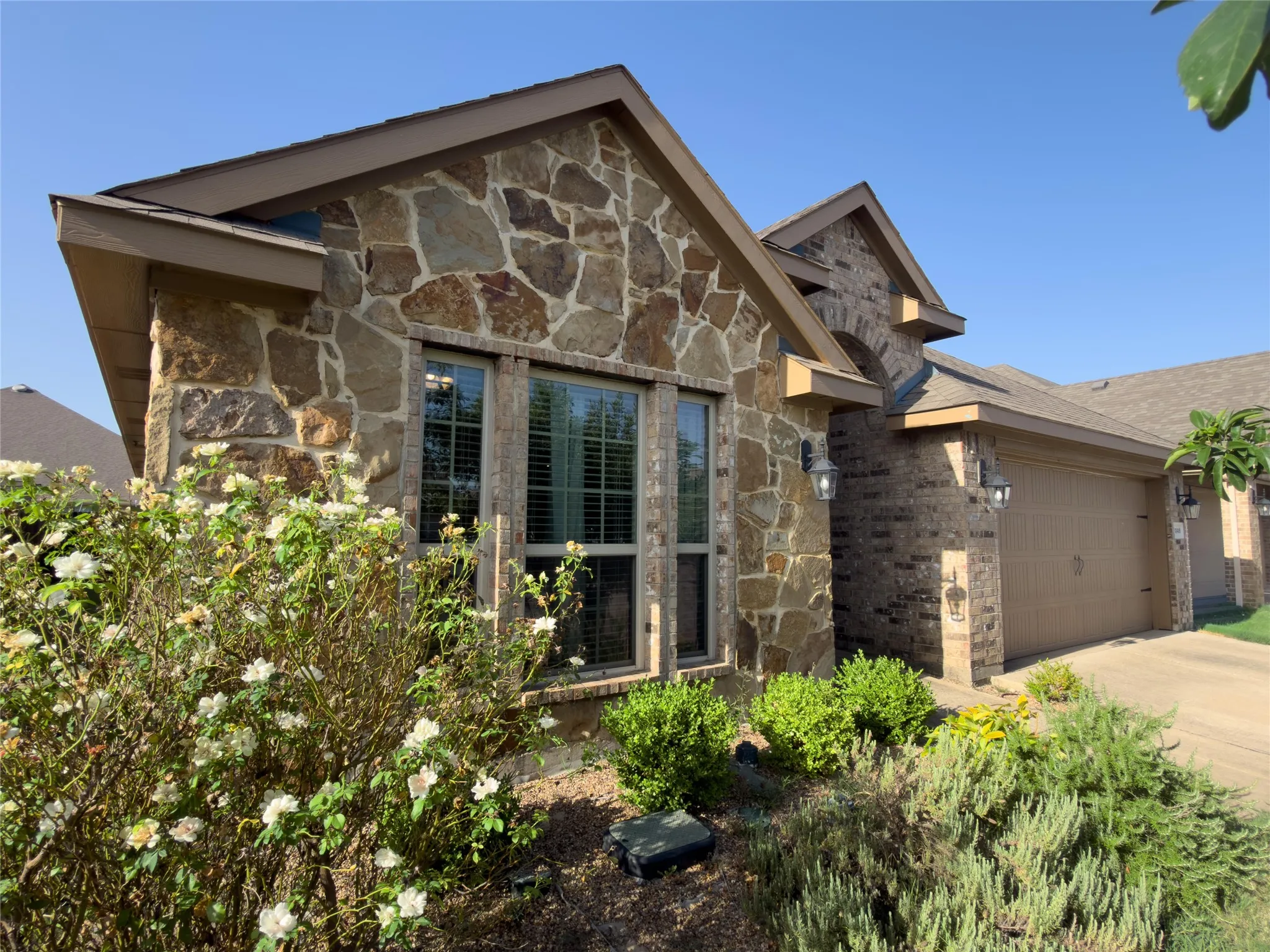 Single Family Residence For Sale in Hunt County , 3149 Honeycomb Way, Royse City, Texas 75189, 4 Bedroom, 2 Bathroom, 2 Garage spaces, 1,898 Sqft, built in 2018, mls#21396831, Real Estate Agent in Royse City, Homes For Sale in Hunt county, Homes For Sale in Royse City, Realtor in Royse City Texas, Real Estate Brokerage Independent Realty Texas, Luminita Cordes Realtor