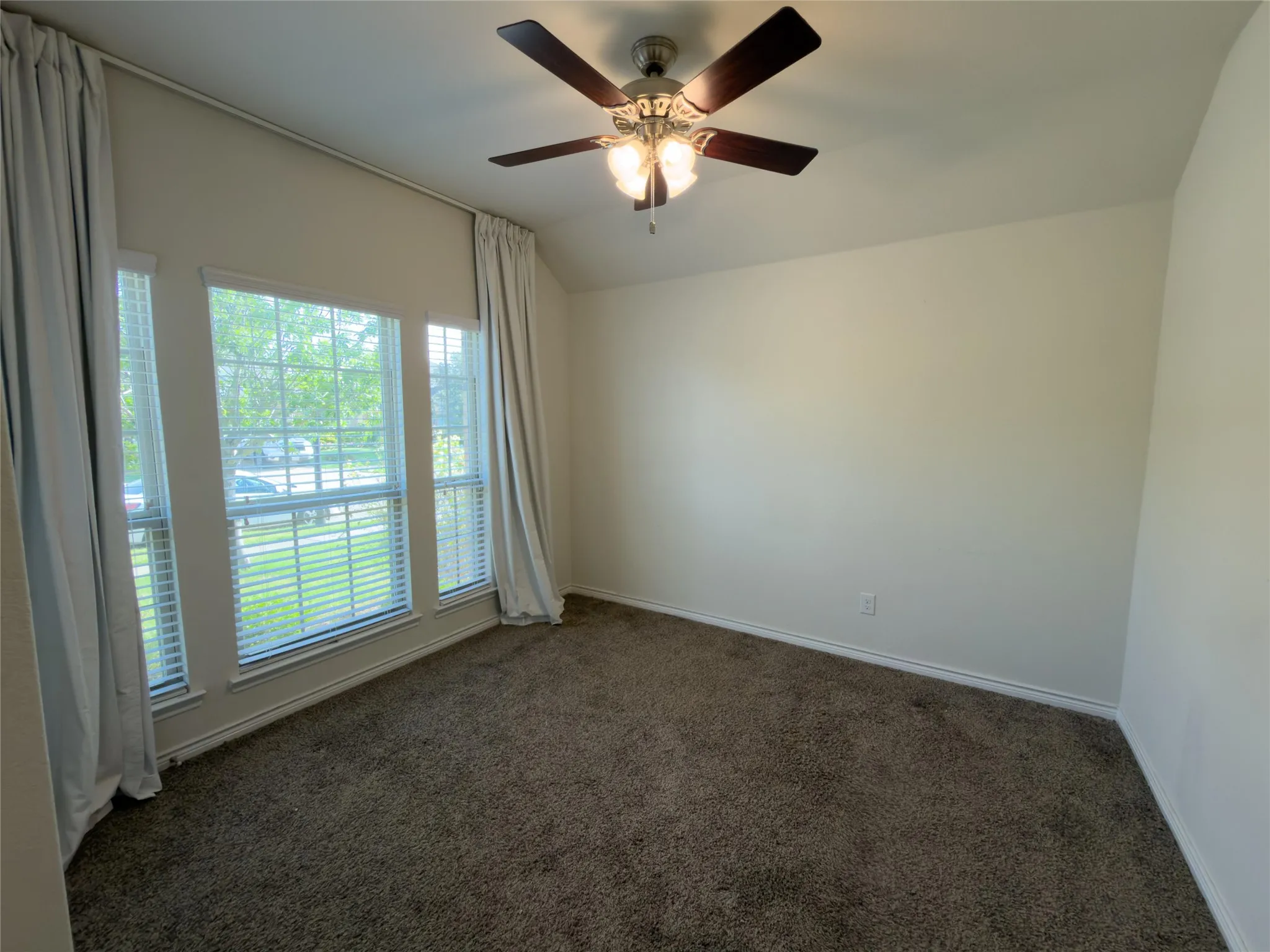 Single Family Residence For Sale in Hunt County , 3149 Honeycomb Way, Royse City, Texas 75189, 4 Bedroom, 2 Bathroom, 2 Garage spaces, 1,898 Sqft, built in 2018, mls#21396831, Real Estate Agent in Royse City, Homes For Sale in Hunt county, Homes For Sale in Royse City, Realtor in Royse City Texas, Real Estate Brokerage Independent Realty Texas, Luminita Cordes Realtor