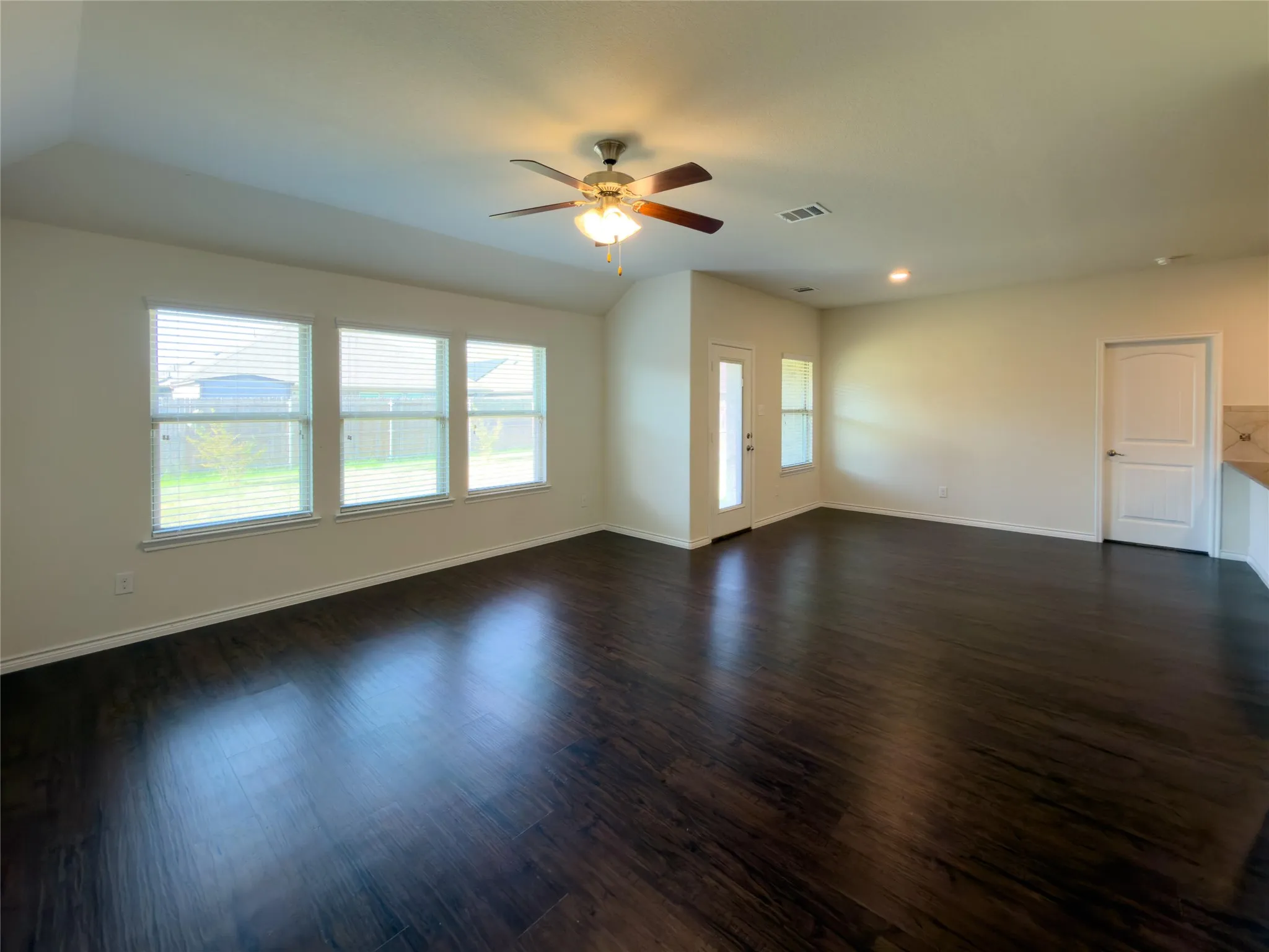 Single Family Residence For Sale in Hunt County , 3149 Honeycomb Way, Royse City, Texas 75189, 4 Bedroom, 2 Bathroom, 2 Garage spaces, 1,898 Sqft, built in 2018, mls#21396831, Real Estate Agent in Royse City, Homes For Sale in Hunt county, Homes For Sale in Royse City, Realtor in Royse City Texas, Real Estate Brokerage Independent Realty Texas, Luminita Cordes Realtor