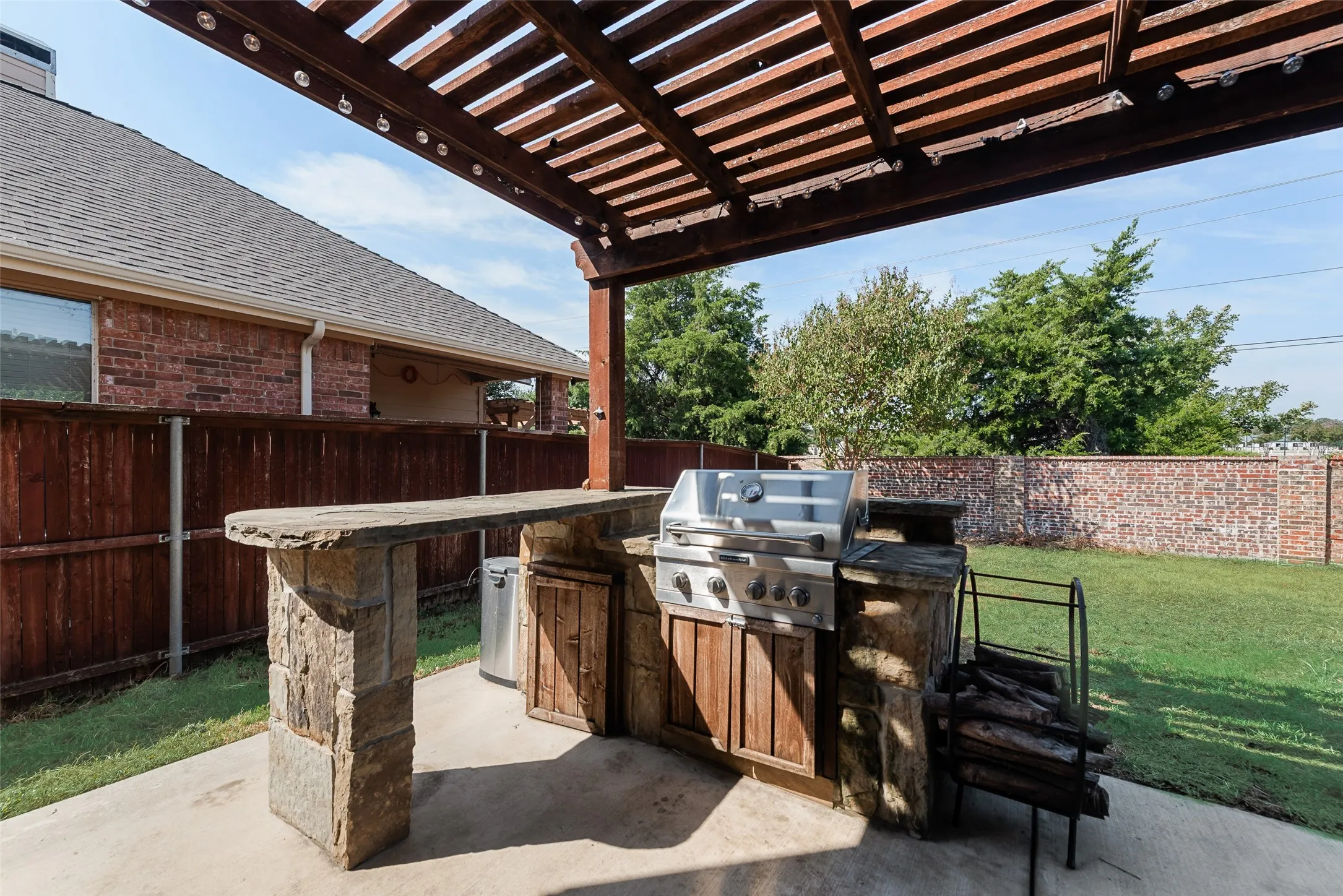 Single Family Residence For Sale in Denton County , 8425 Tyler Drive, Lantana, Texas 76226, 3 Bedroom, 3 Bathroom, 2 Garage spaces, 2,071 Sqft, built in 2003, mls#21395757, Real Estate Agent in Lantana, Homes For Sale in Denton county, Homes For Sale in Lantana, Realtor in Lantana Texas, Real Estate Brokerage Independent Realty Texas, Luminita Cordes Realtor