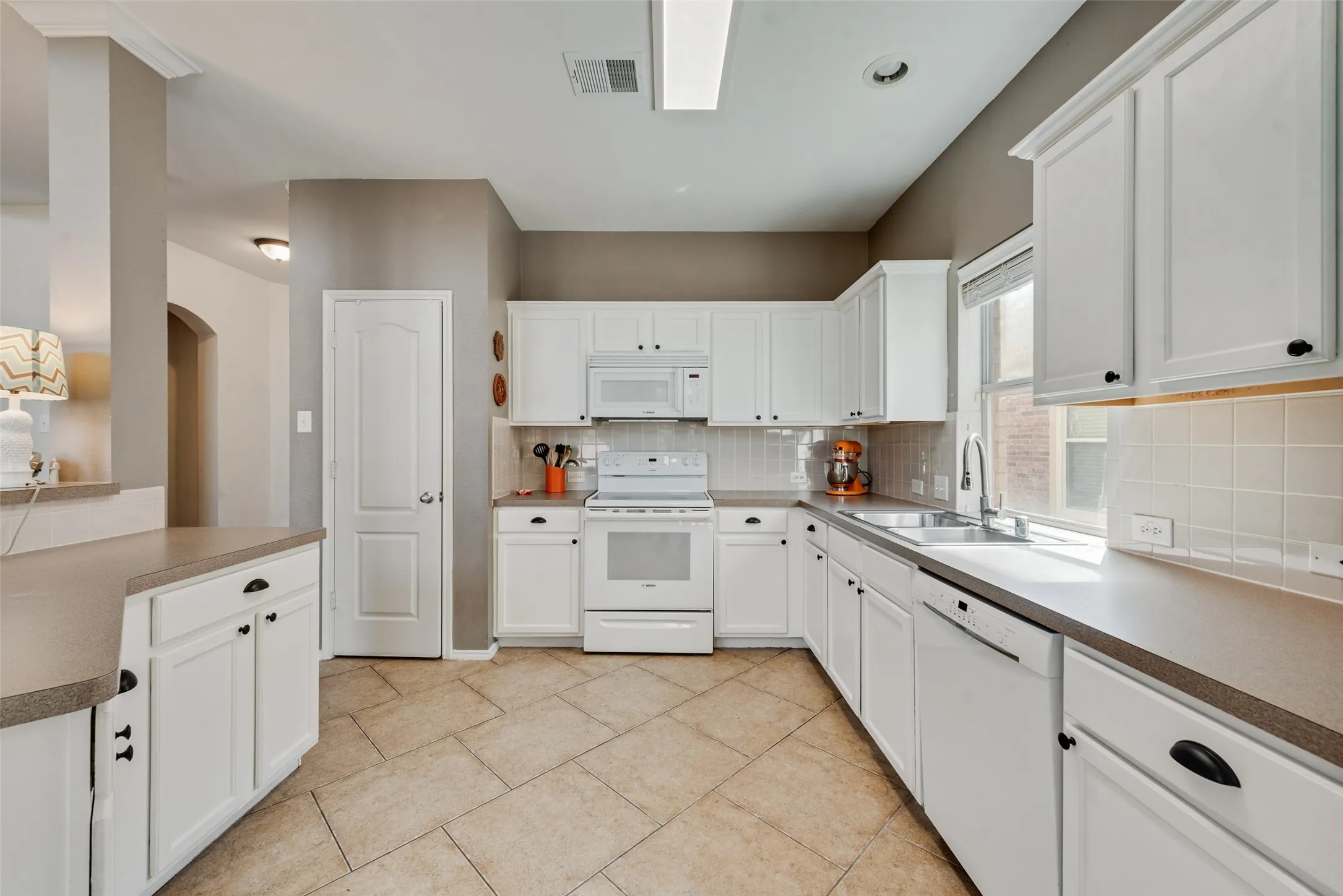 Single Family Residence For Sale in Denton County , 8425 Tyler Drive, Lantana, Texas 76226, 3 Bedroom, 3 Bathroom, 2 Garage spaces, 2,071 Sqft, built in 2003, mls#21395757, Real Estate Agent in Lantana, Homes For Sale in Denton county, Homes For Sale in Lantana, Realtor in Lantana Texas, Real Estate Brokerage Independent Realty Texas, Luminita Cordes Realtor