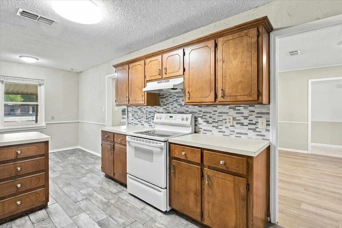 Single Family Residence For Sale in Fannin County , 2108 N Village, Bonham, Texas 75418, 3 Bedroom, 2 Bathroom, 2 Garage spaces, 1,406 Sqft, built in 1981, mls#21396605, Real Estate Agent in Bonham, Homes For Sale in Fannin county, Homes For Sale in Bonham, Realtor in Bonham Texas, Real Estate Brokerage Independent Realty Texas, Luminita Cordes Realtor