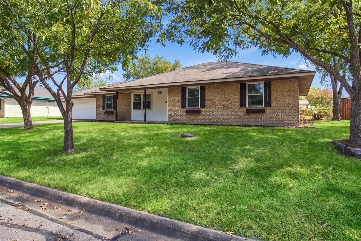 Single Family Residence For Sale in Fannin County , 2108 N Village, Bonham, Texas 75418, 3 Bedroom, 2 Bathroom, 2 Garage spaces, 1,406 Sqft, built in 1981, mls#21396605, Real Estate Agent in Bonham, Homes For Sale in Fannin county, Homes For Sale in Bonham, Realtor in Bonham Texas, Real Estate Brokerage Independent Realty Texas, Luminita Cordes Realtor