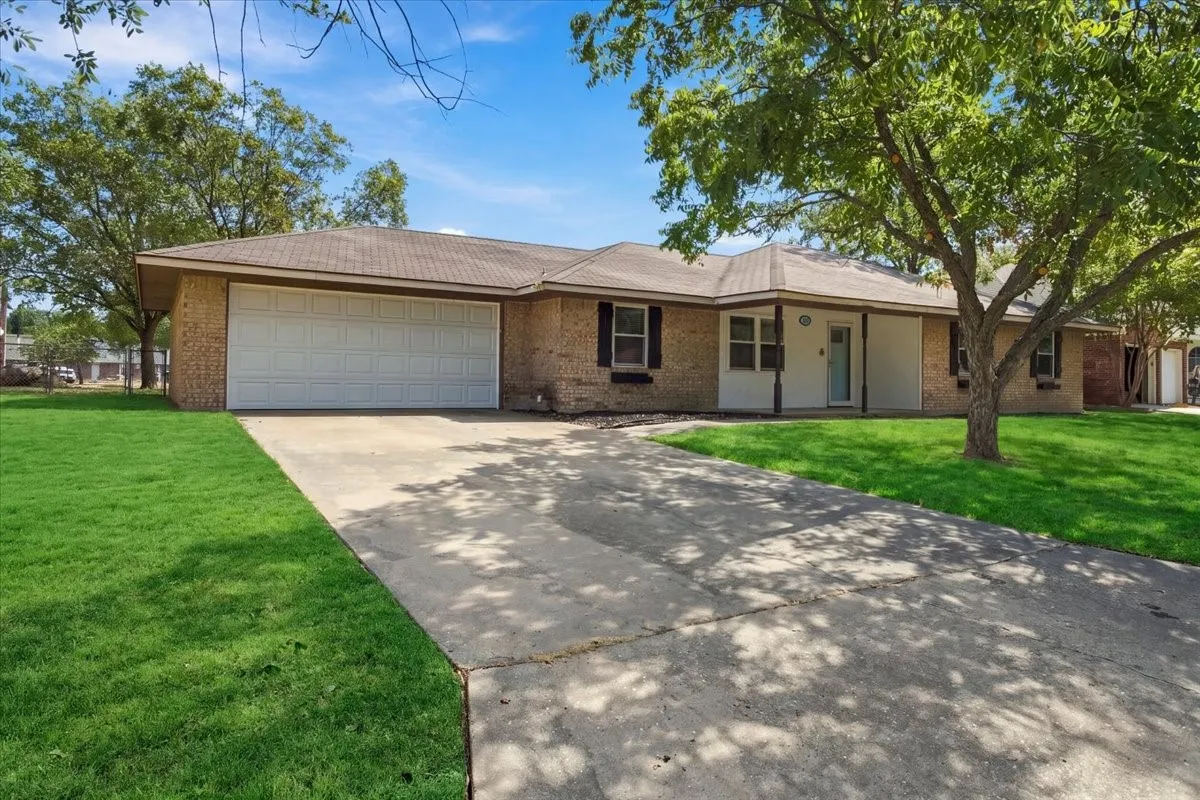 Single Family Residence For Sale in Fannin County , 2108 N Village, Bonham, Texas 75418, 3 Bedroom, 2 Bathroom, 2 Garage spaces, 1,406 Sqft, built in 1981, mls#21396605, Real Estate Agent in Bonham, Homes For Sale in Fannin county, Homes For Sale in Bonham, Realtor in Bonham Texas, Real Estate Brokerage Independent Realty Texas, Luminita Cordes Realtor