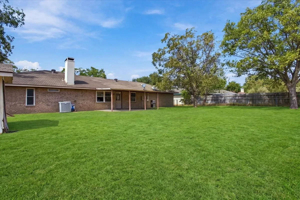 Single Family Residence For Sale in Fannin County , 2108 N Village, Bonham, Texas 75418, 3 Bedroom, 2 Bathroom, 2 Garage spaces, 1,406 Sqft, built in 1981, mls#21396605, Real Estate Agent in Bonham, Homes For Sale in Fannin county, Homes For Sale in Bonham, Realtor in Bonham Texas, Real Estate Brokerage Independent Realty Texas, Luminita Cordes Realtor