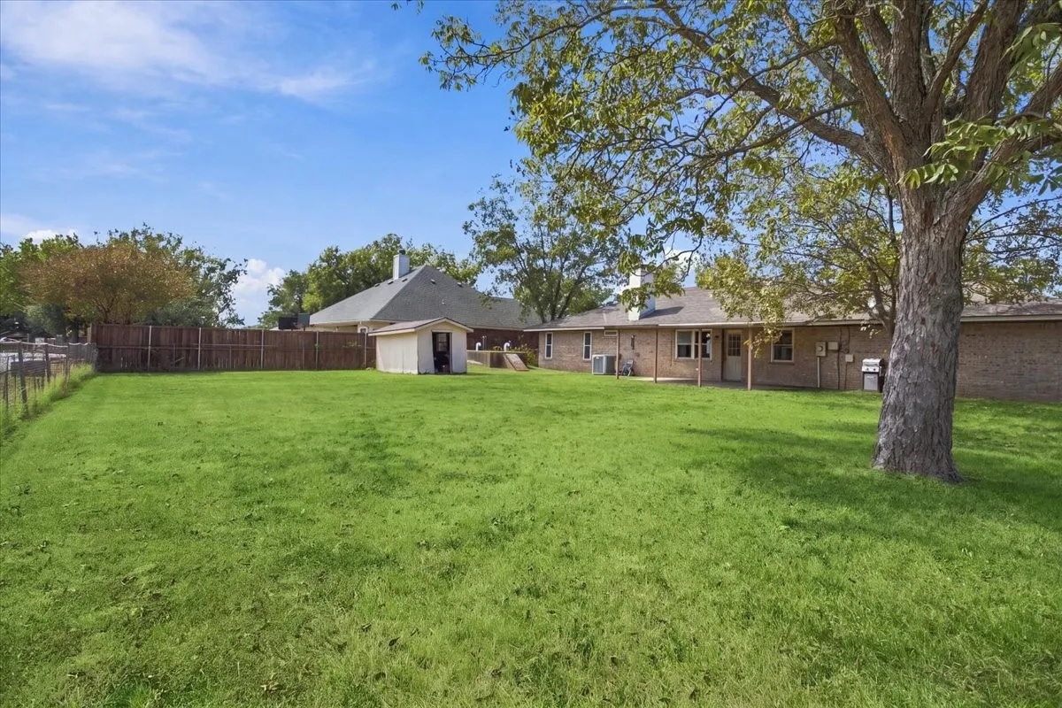 Single Family Residence For Sale in Fannin County , 2108 N Village, Bonham, Texas 75418, 3 Bedroom, 2 Bathroom, 2 Garage spaces, 1,406 Sqft, built in 1981, mls#21396605, Real Estate Agent in Bonham, Homes For Sale in Fannin county, Homes For Sale in Bonham, Realtor in Bonham Texas, Real Estate Brokerage Independent Realty Texas, Luminita Cordes Realtor