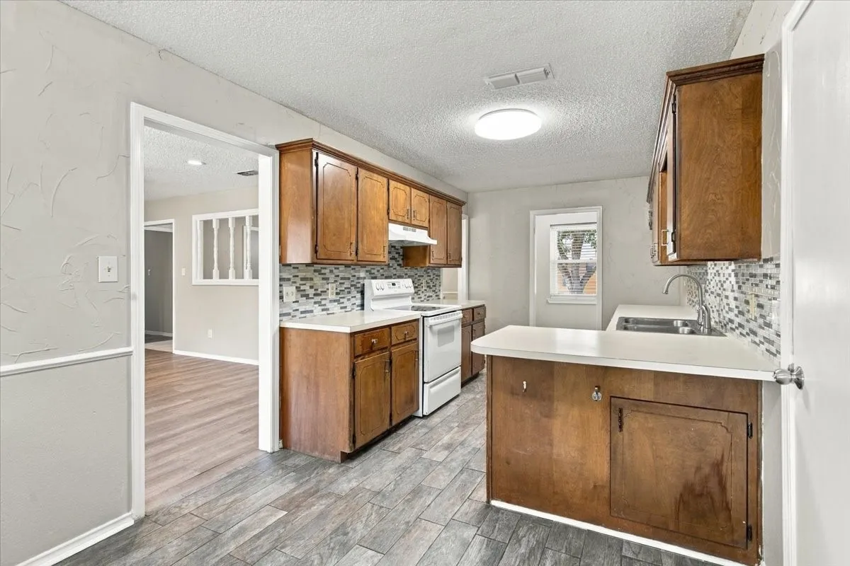 Single Family Residence For Sale in Fannin County , 2108 N Village, Bonham, Texas 75418, 3 Bedroom, 2 Bathroom, 2 Garage spaces, 1,406 Sqft, built in 1981, mls#21396605, Real Estate Agent in Bonham, Homes For Sale in Fannin county, Homes For Sale in Bonham, Realtor in Bonham Texas, Real Estate Brokerage Independent Realty Texas, Luminita Cordes Realtor