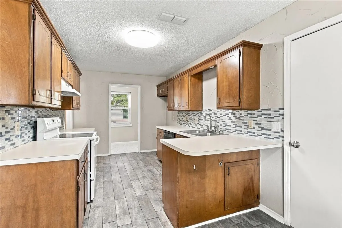 Single Family Residence For Sale in Fannin County , 2108 N Village, Bonham, Texas 75418, 3 Bedroom, 2 Bathroom, 2 Garage spaces, 1,406 Sqft, built in 1981, mls#21396605, Real Estate Agent in Bonham, Homes For Sale in Fannin county, Homes For Sale in Bonham, Realtor in Bonham Texas, Real Estate Brokerage Independent Realty Texas, Luminita Cordes Realtor
